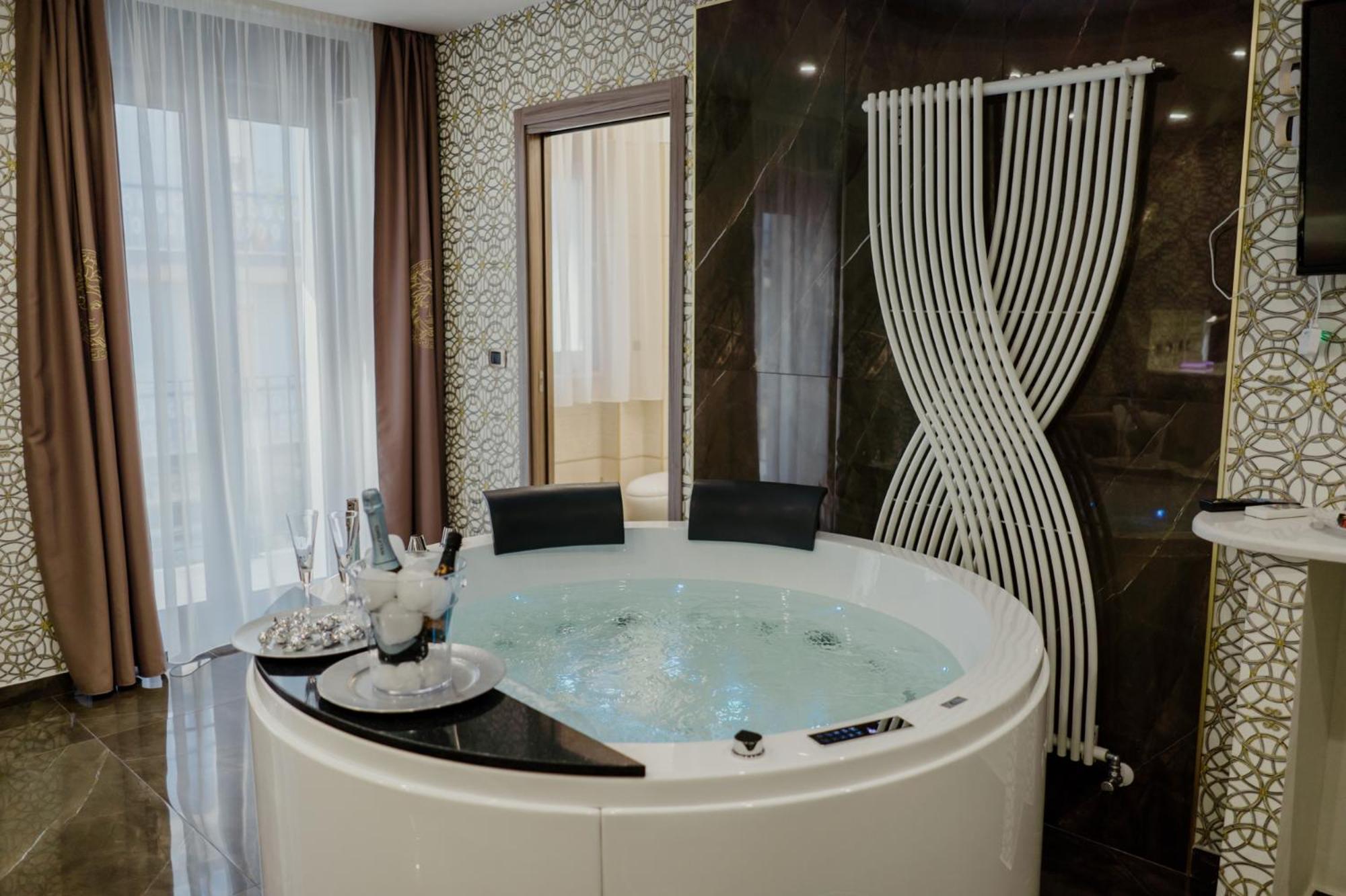 Queen Room with Spa Bath - Photo 24