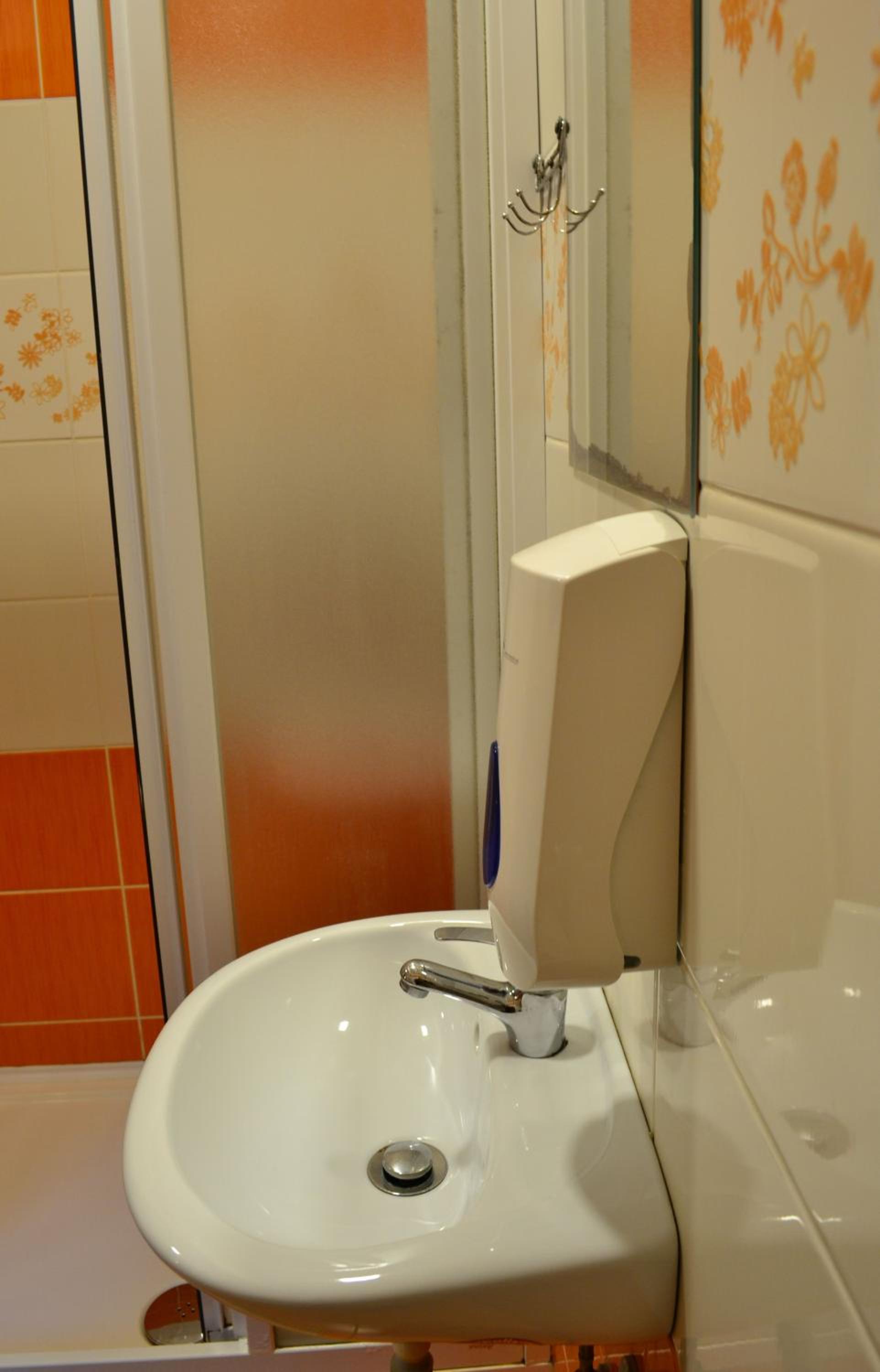 Triple Room with Private Bathroom - Photo 7