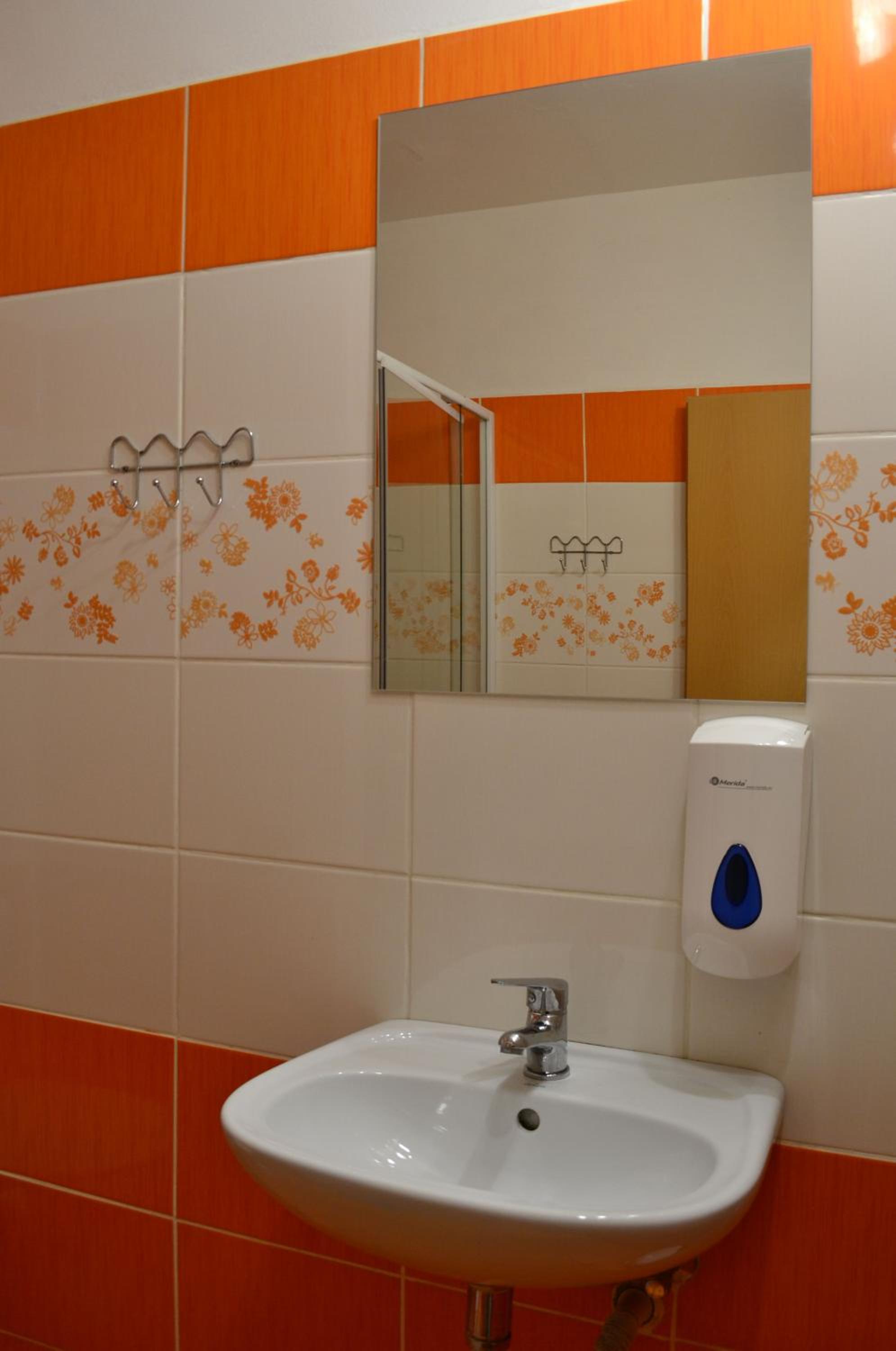 Quadruple Room with Private Bathroom - Photo 4