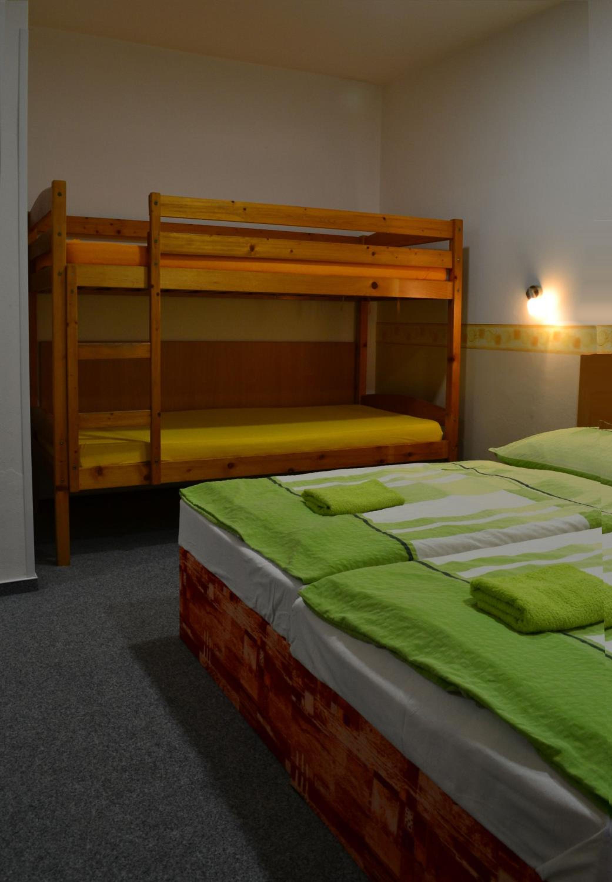Quadruple Room with Private Bathroom - Photo 6