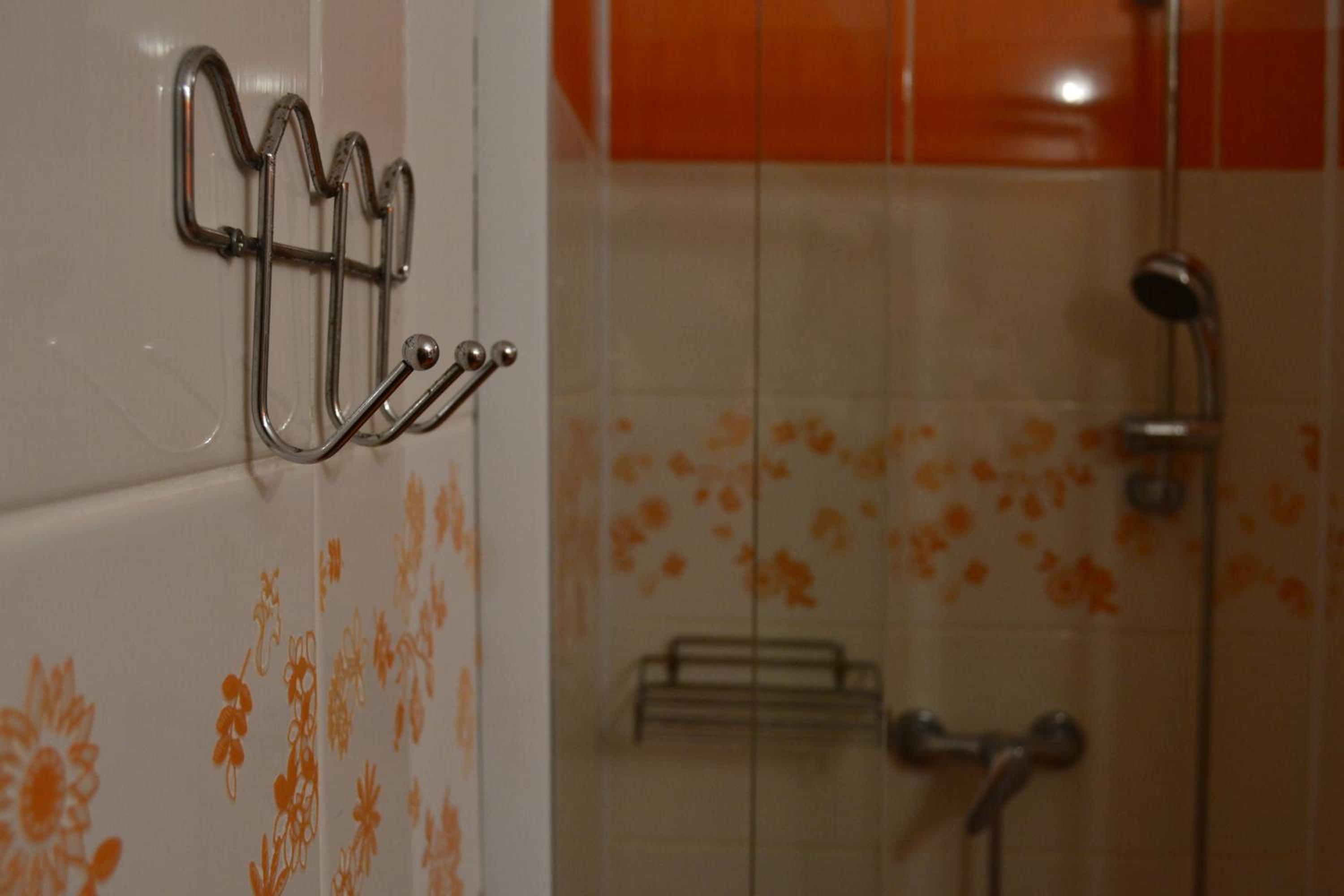 Quadruple Room with Private Bathroom - Photo 7