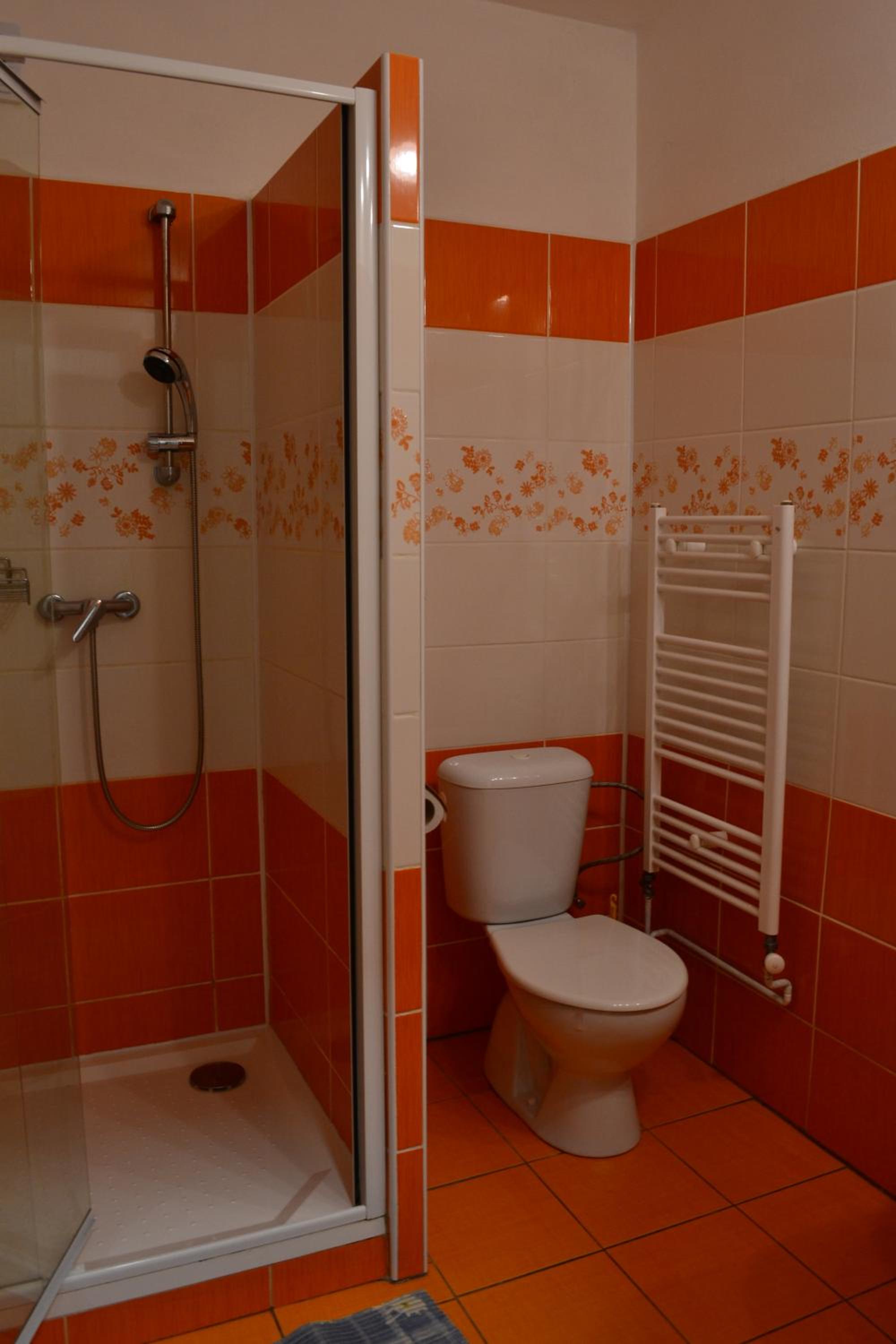Quadruple Room with Private Bathroom - Photo 3