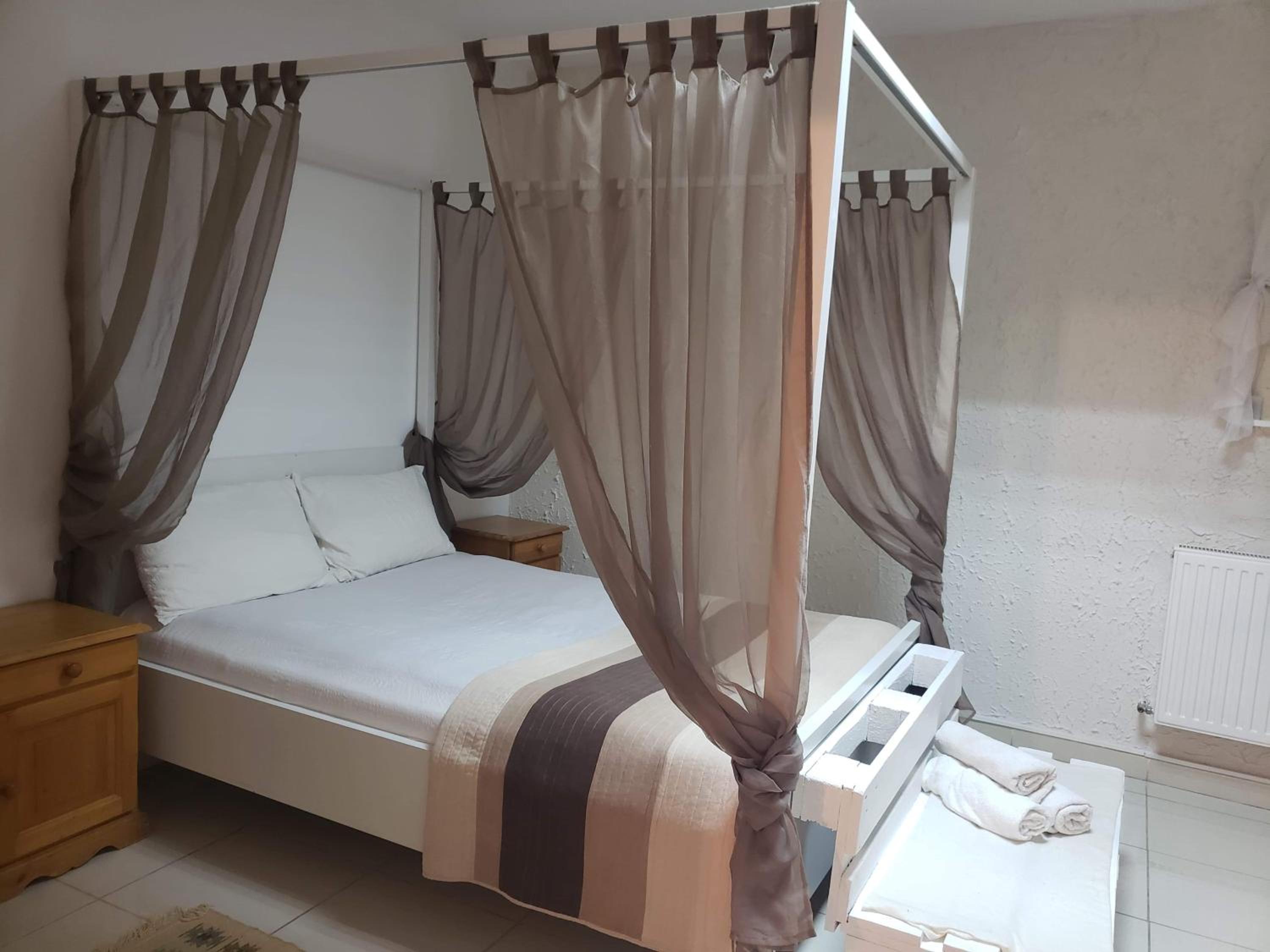 One-Bedroom Apartment - Photo 8