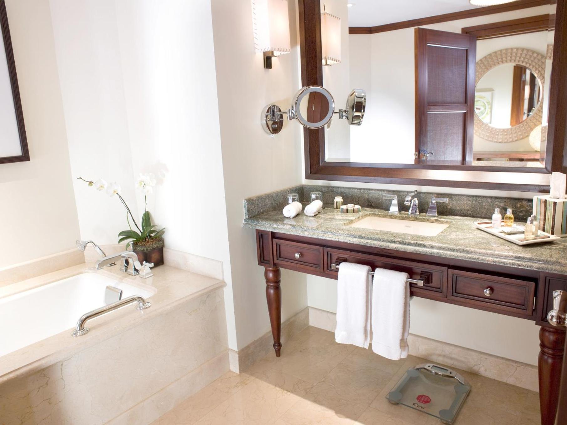 Premium King Room - Club Lounge Access - Photo 4
