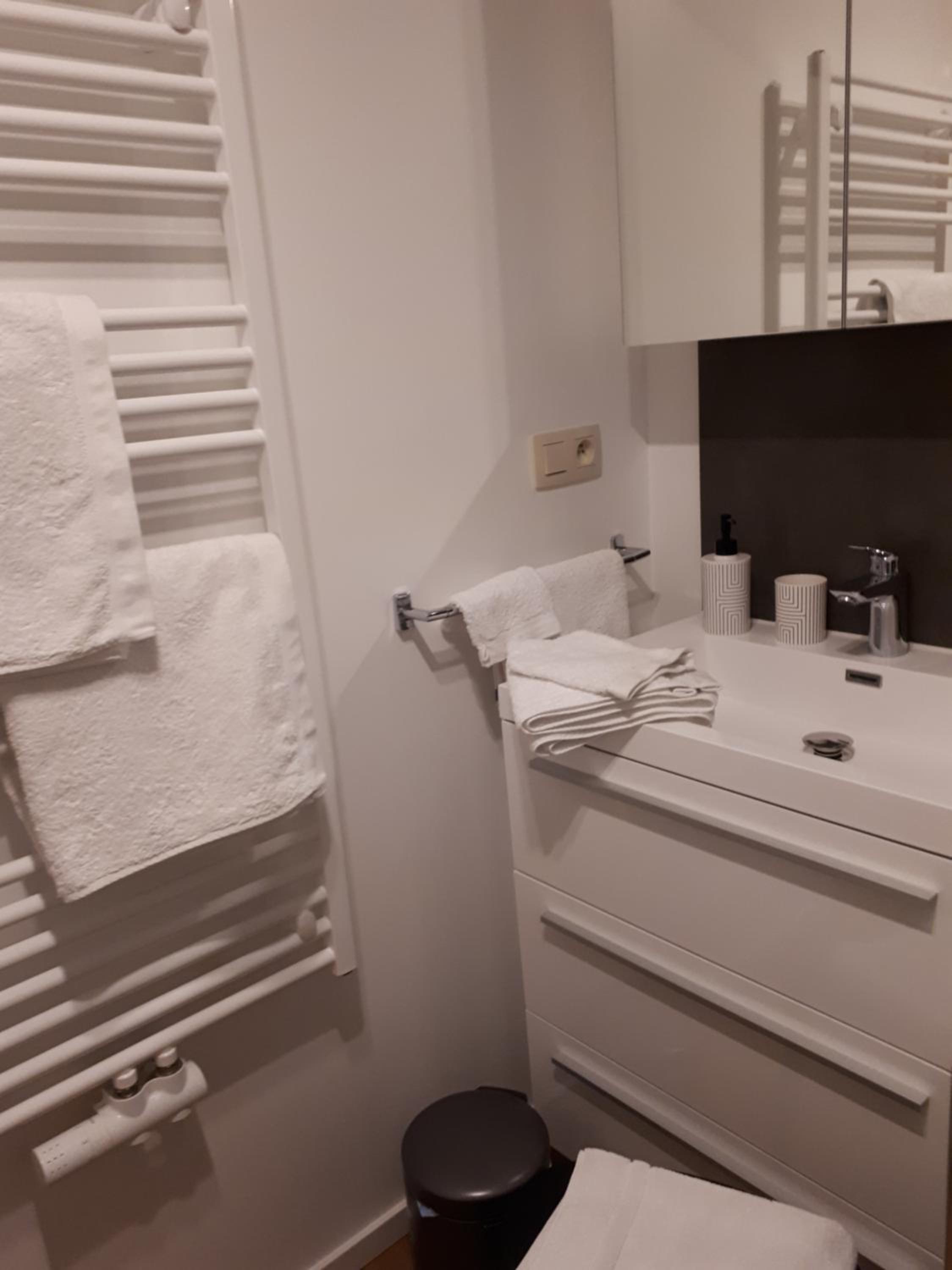 Twin Room with Private Bathroom photo 2
