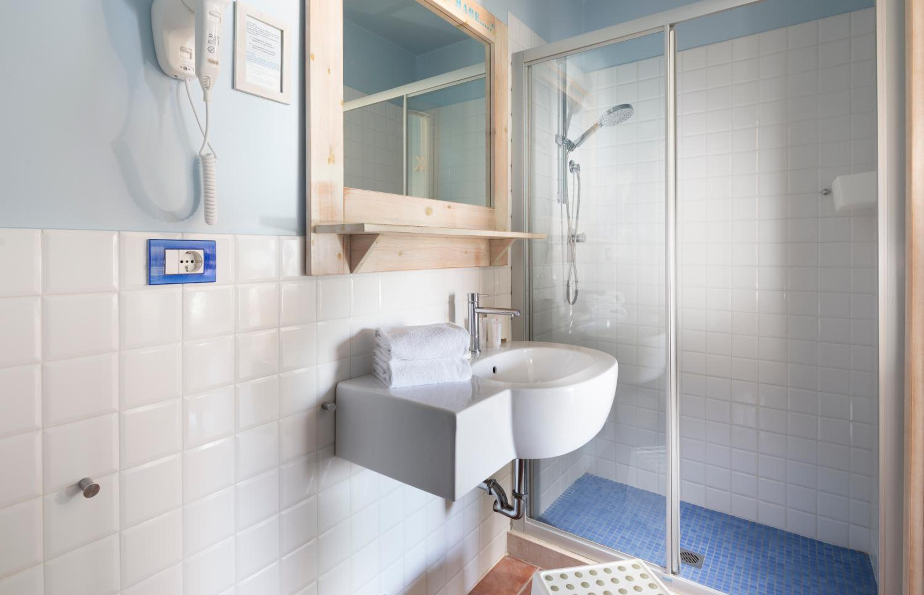 Double Room with Balcony and Sea View - Photo 2