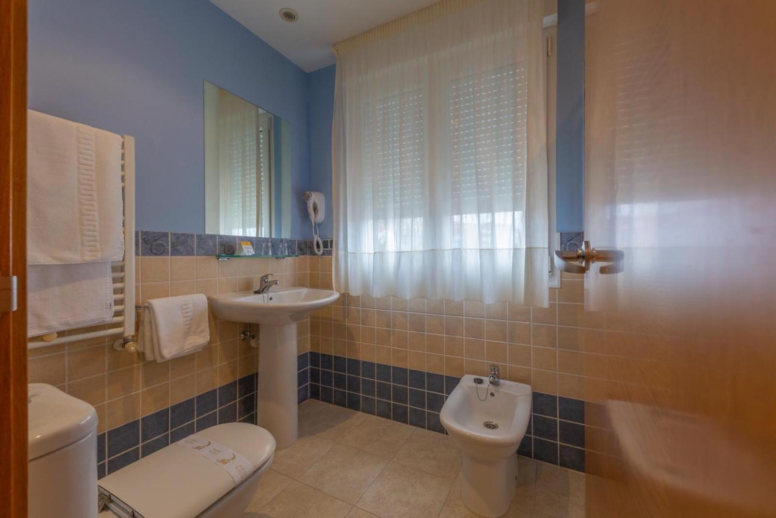 Double Room with Extra Bed (2 Adults + 1 Child) photo 3