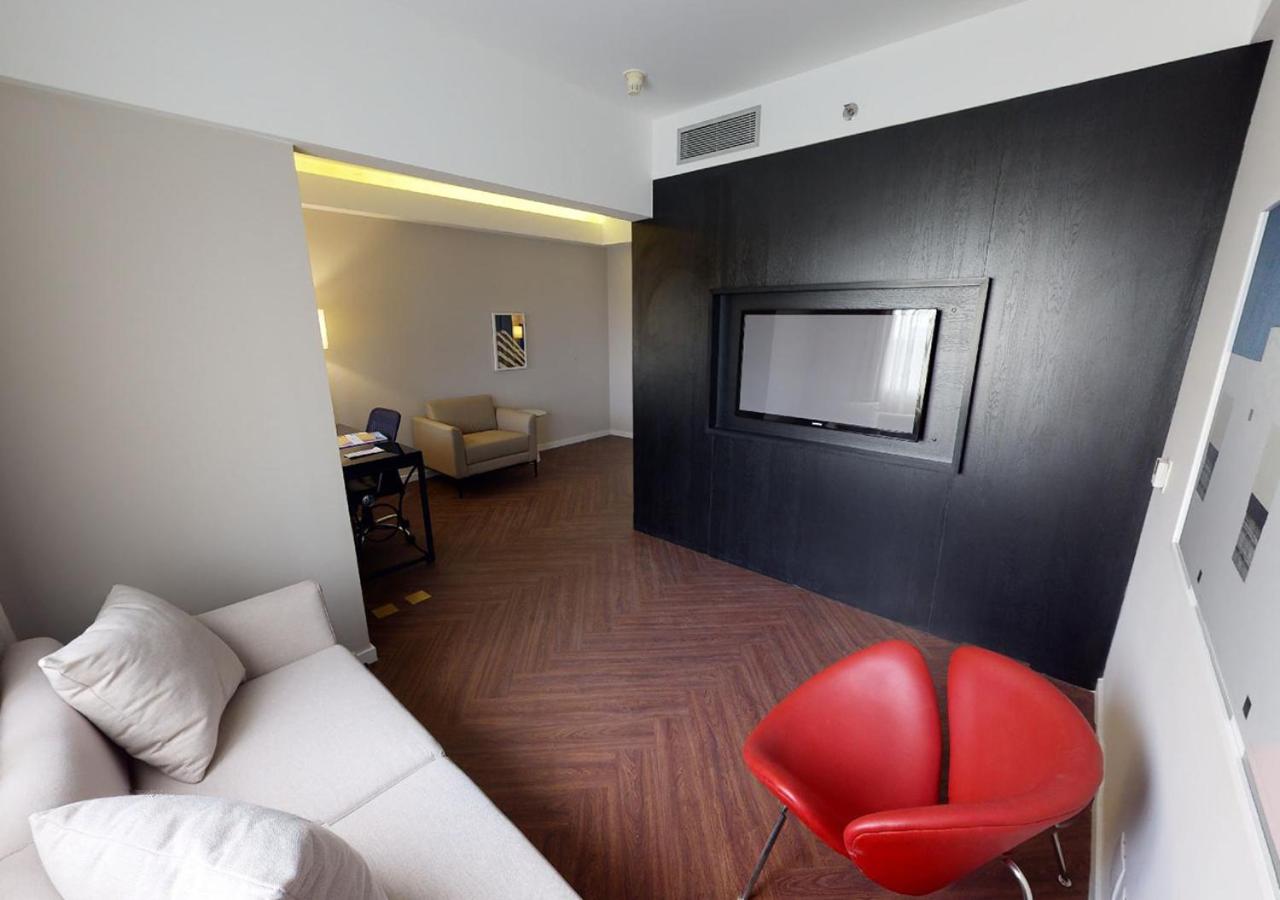 Deluxe Queen Suite