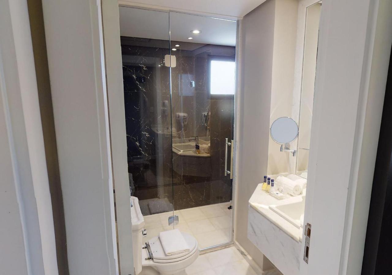 Deluxe Queen Suite