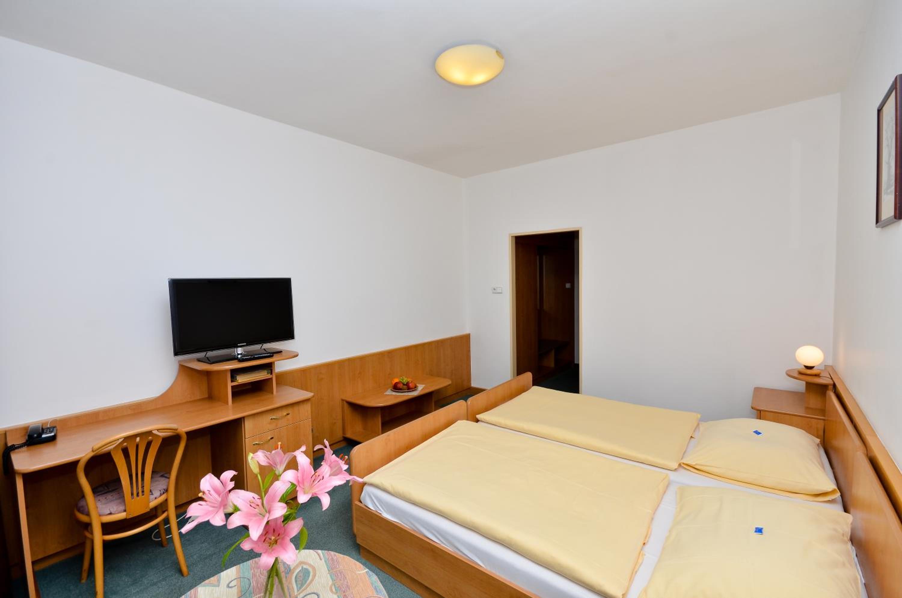 Standard Double or Twin Room - Photo 2