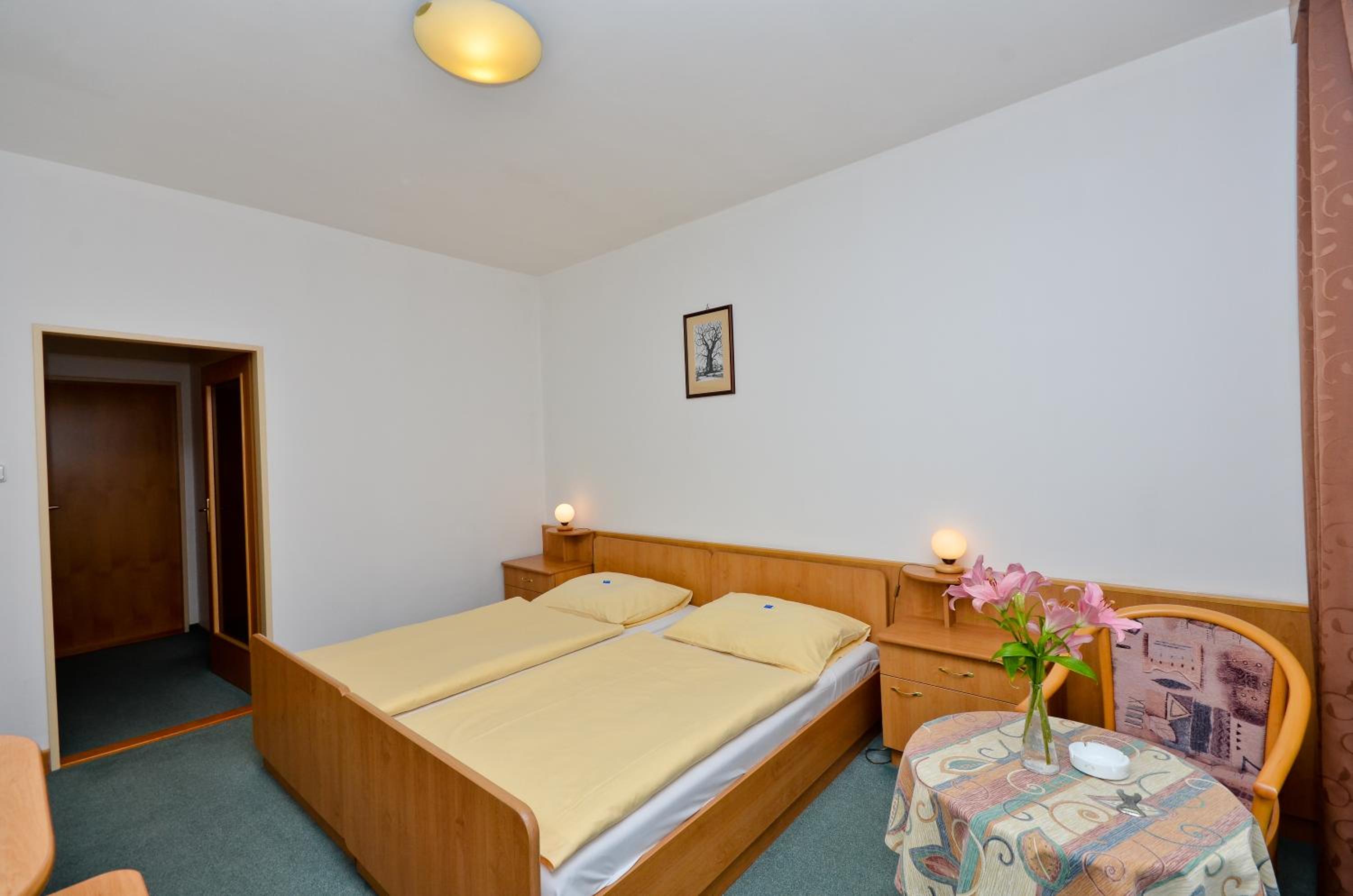Standard Double or Twin Room - Photo 8