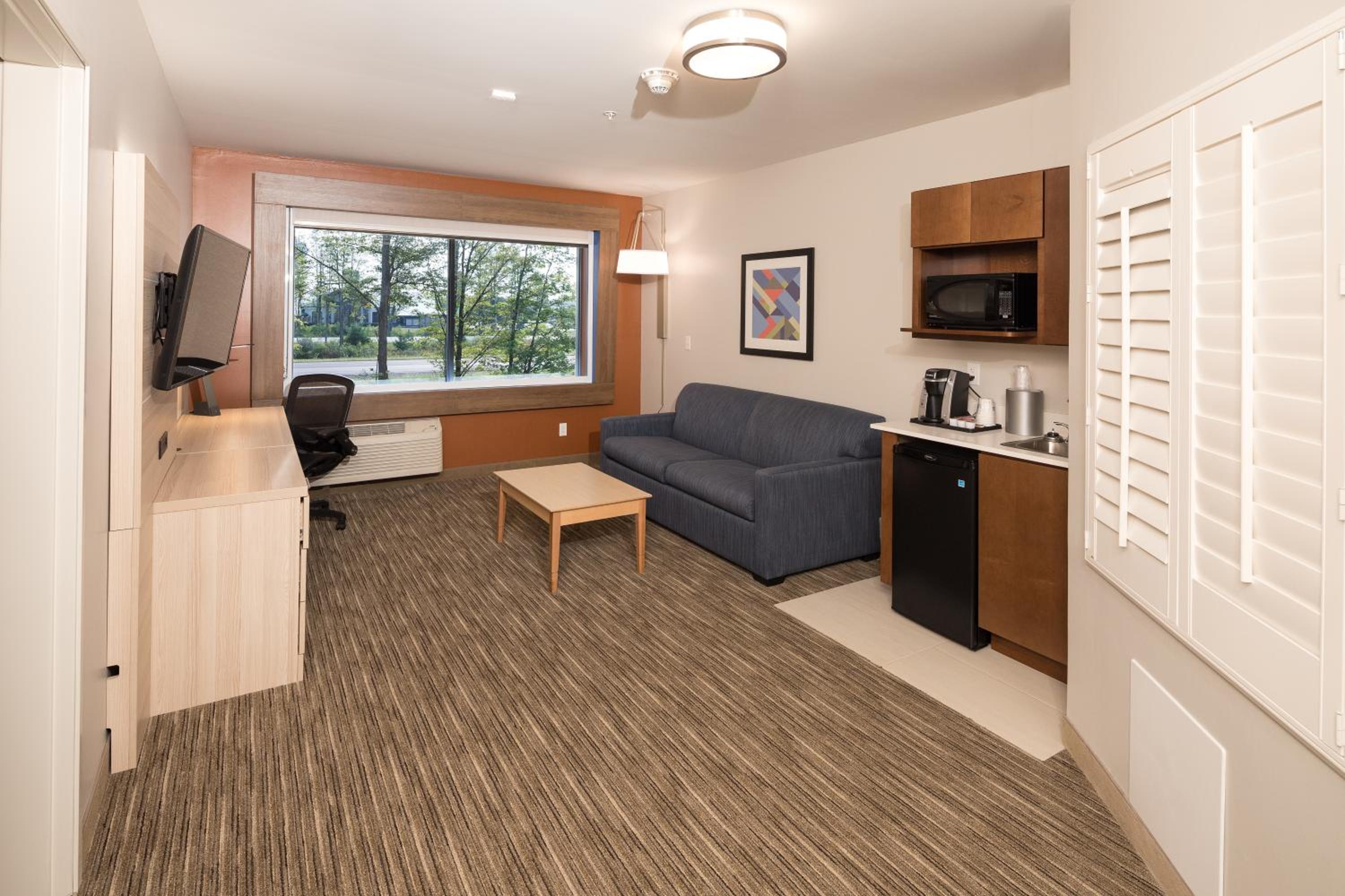 King Suite - Non-Smoking - Photo 7