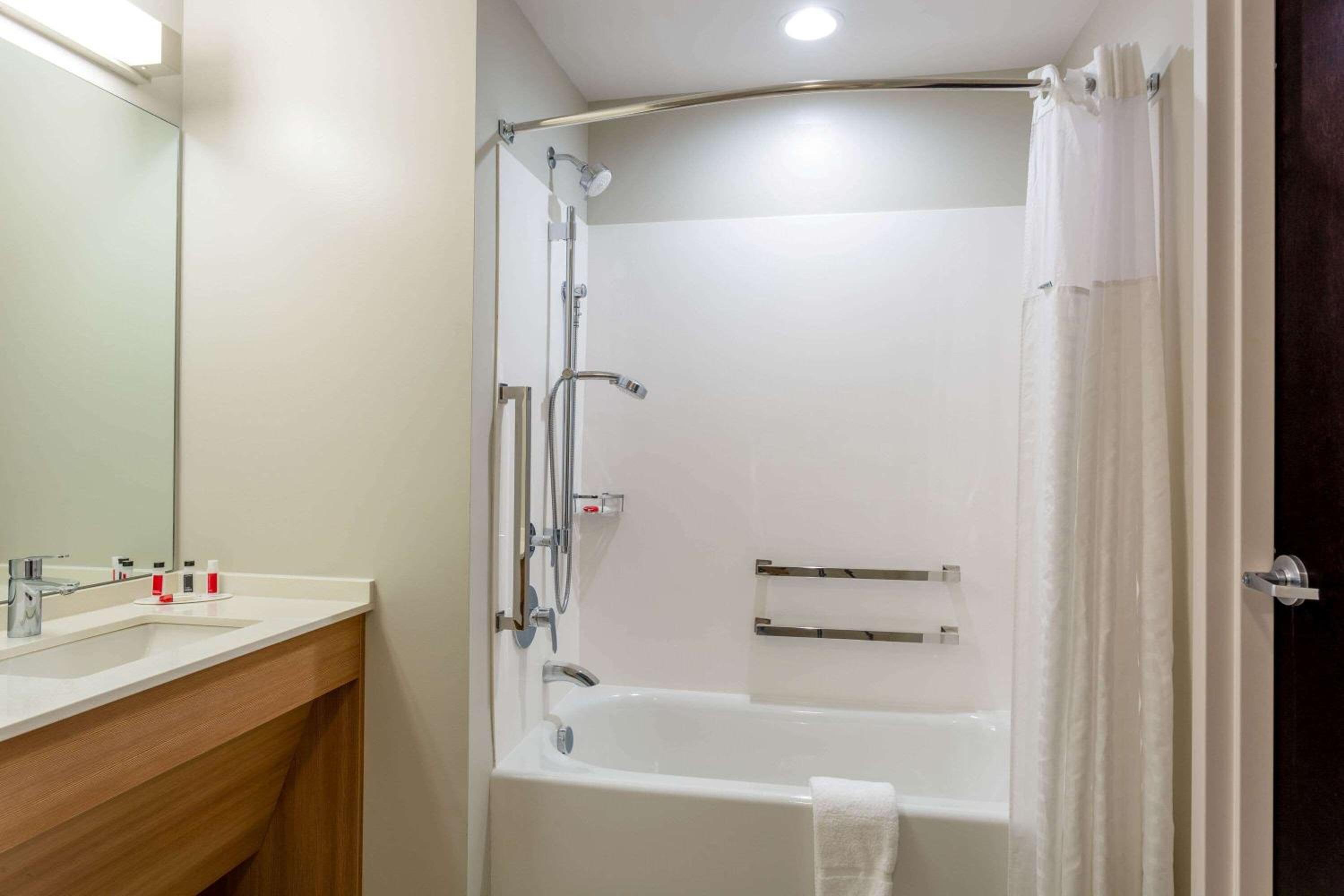 Queen Room with Two Queen Beds - Mobility Access/Non-Smoking - Photo 3