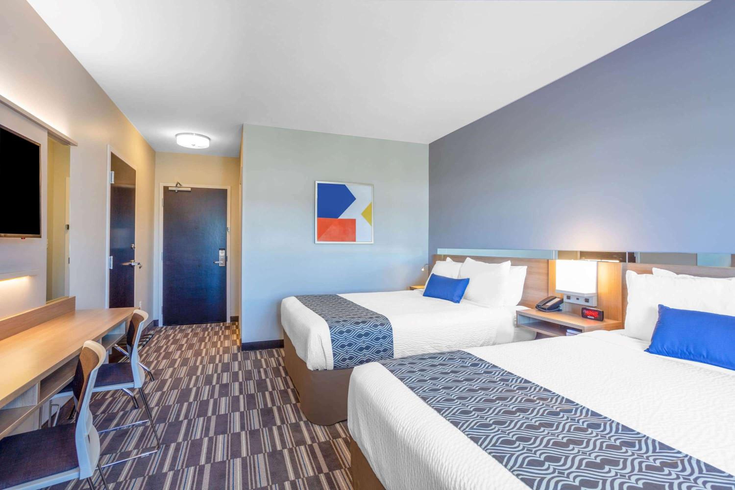 Queen Room with Two Queen Beds - Mobility Access/Non-Smoking - Photo 4