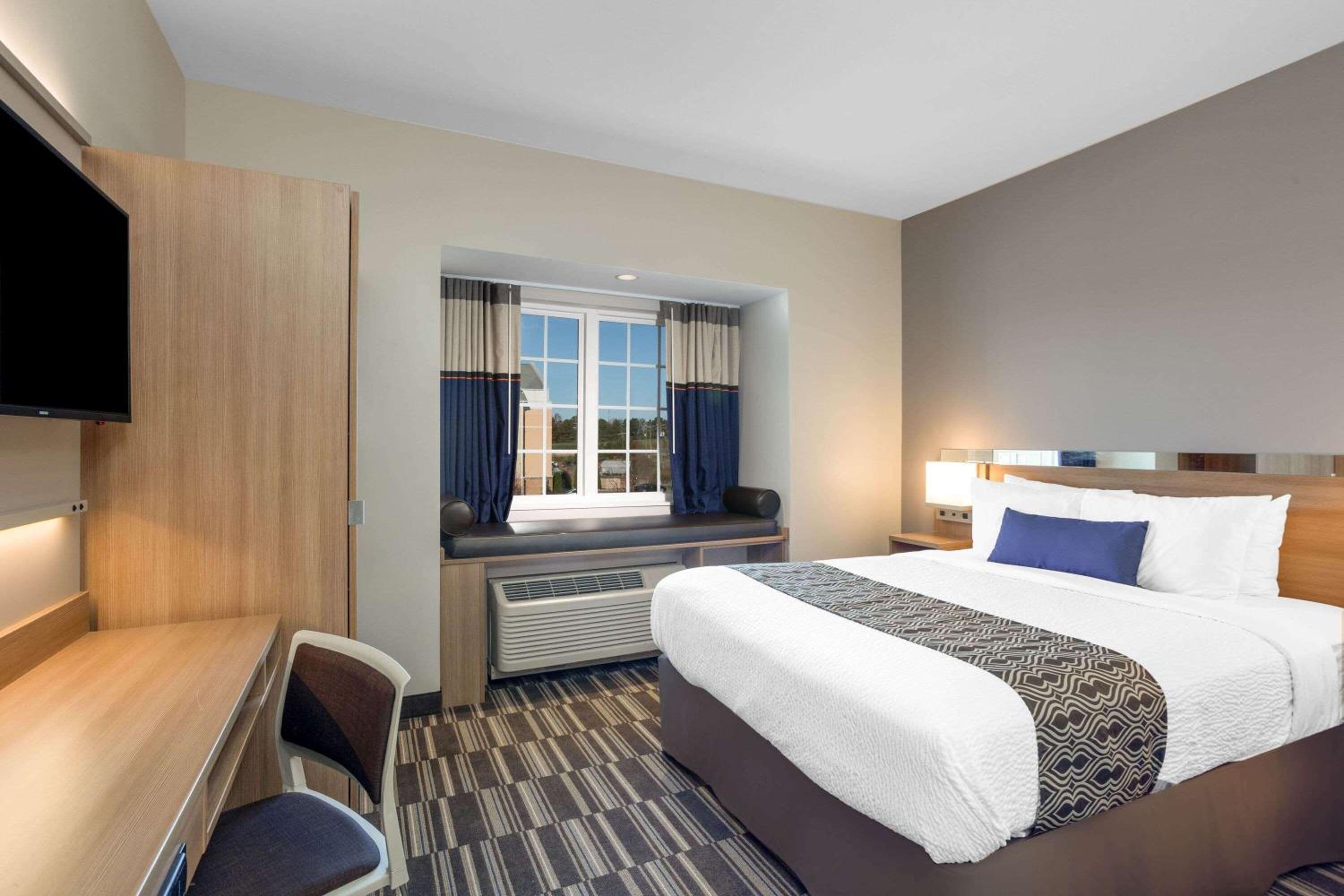 Queen Room - Mobility Access/Non-Smoking - Photo 2