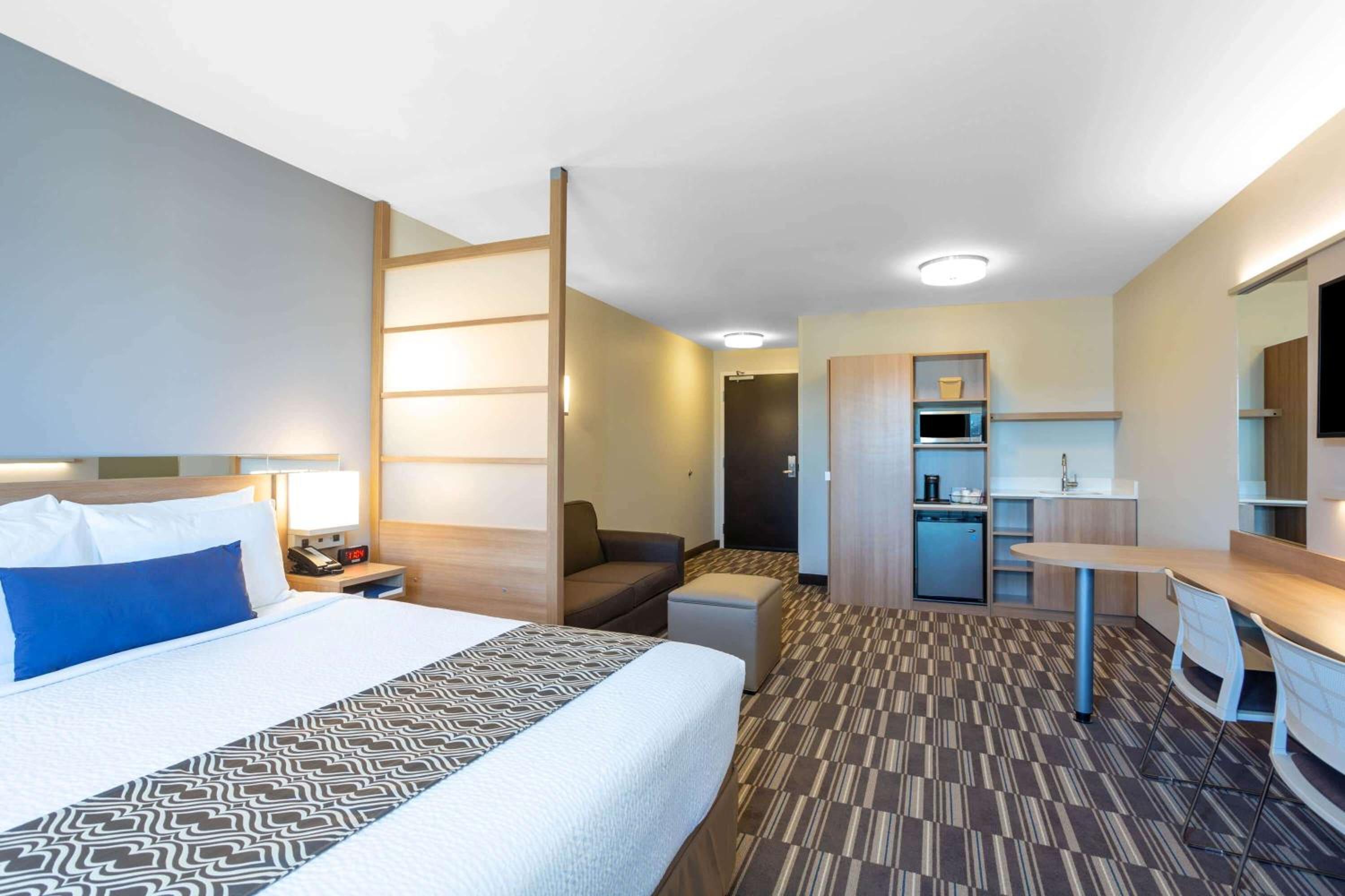 Queen Studio Suite - Mobility Access/Non-Smoking - Photo 2