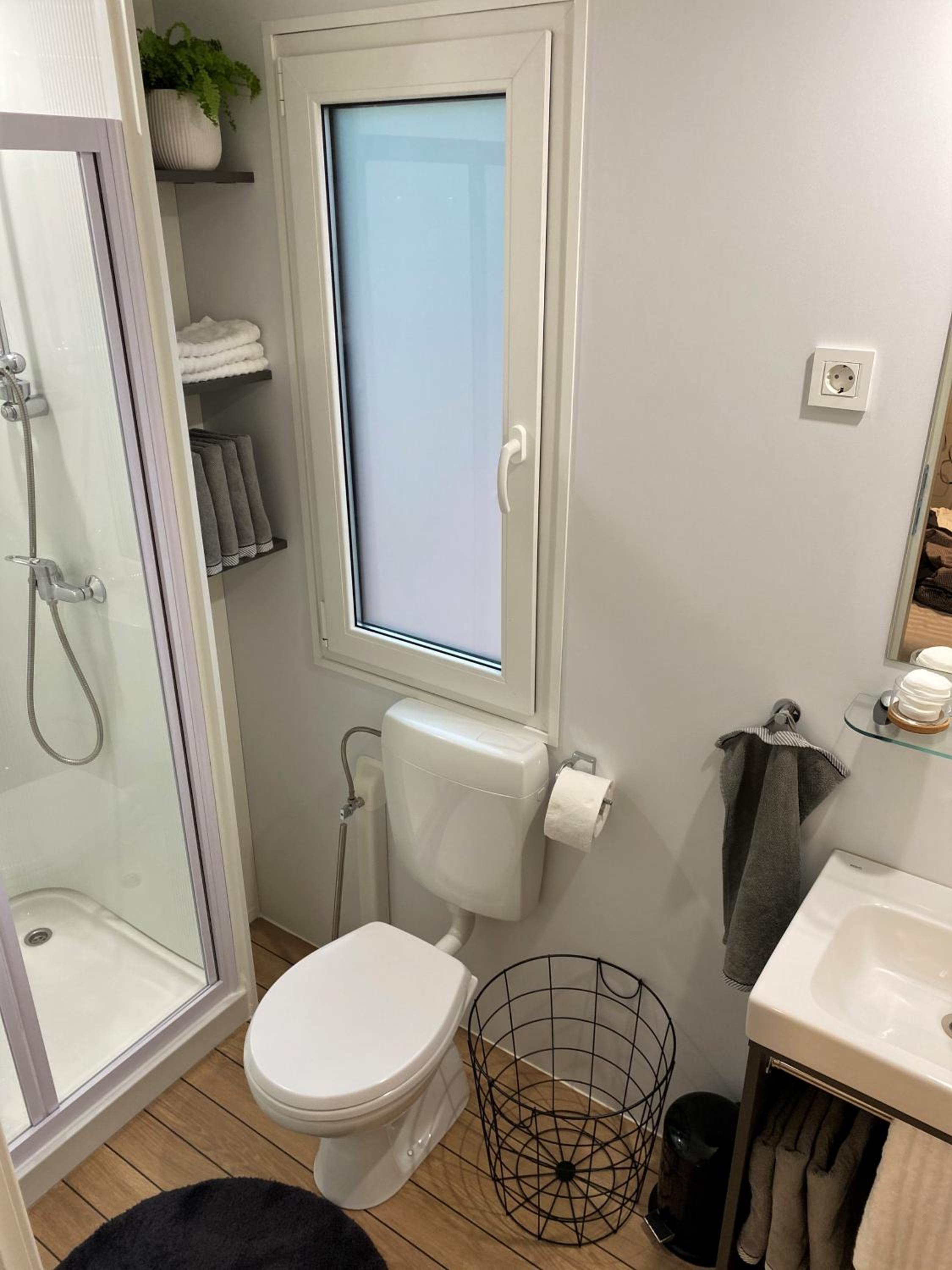 Mobile Home - Photo 43