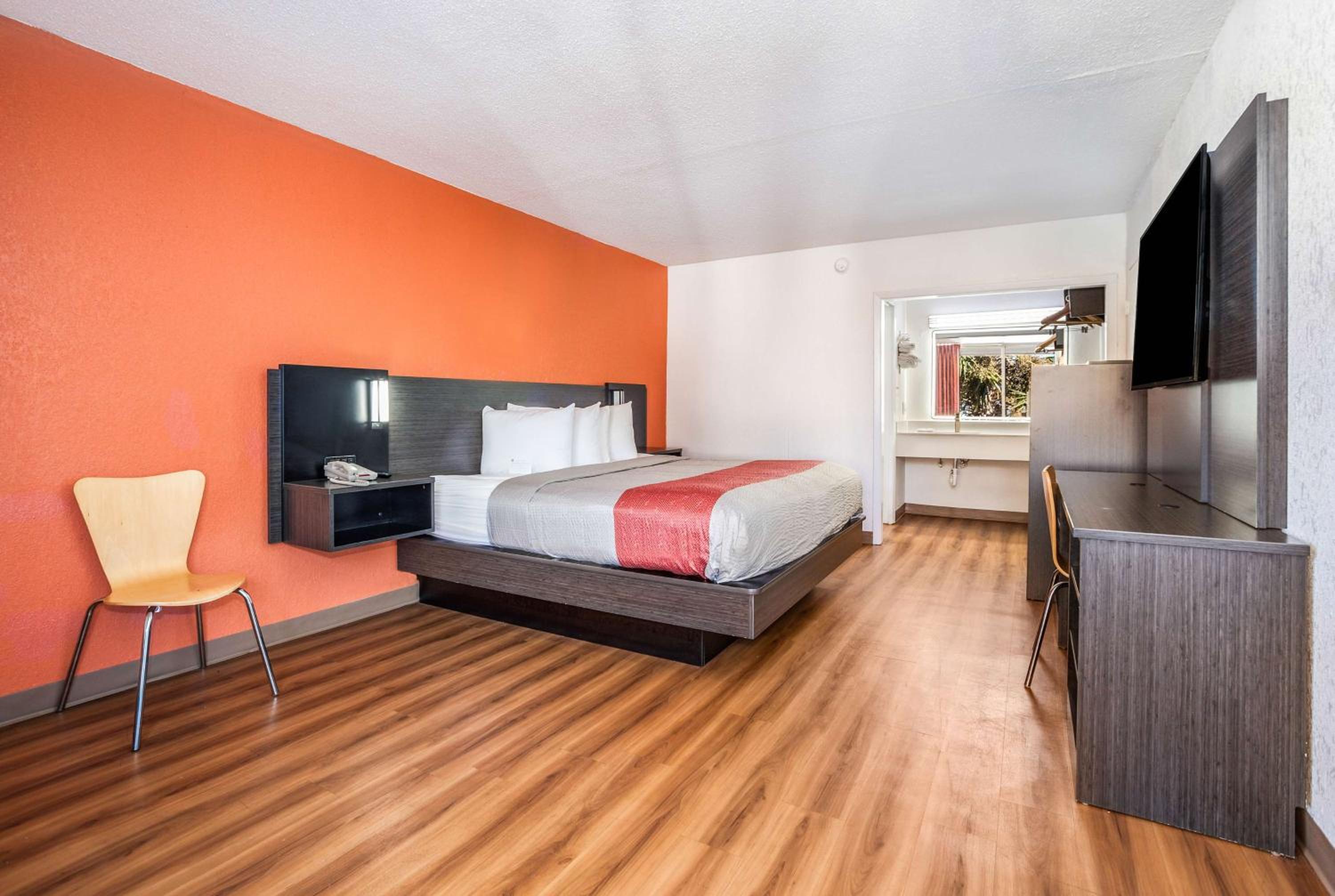 King Room - Disability Access - Non-Smoking - Photo 15