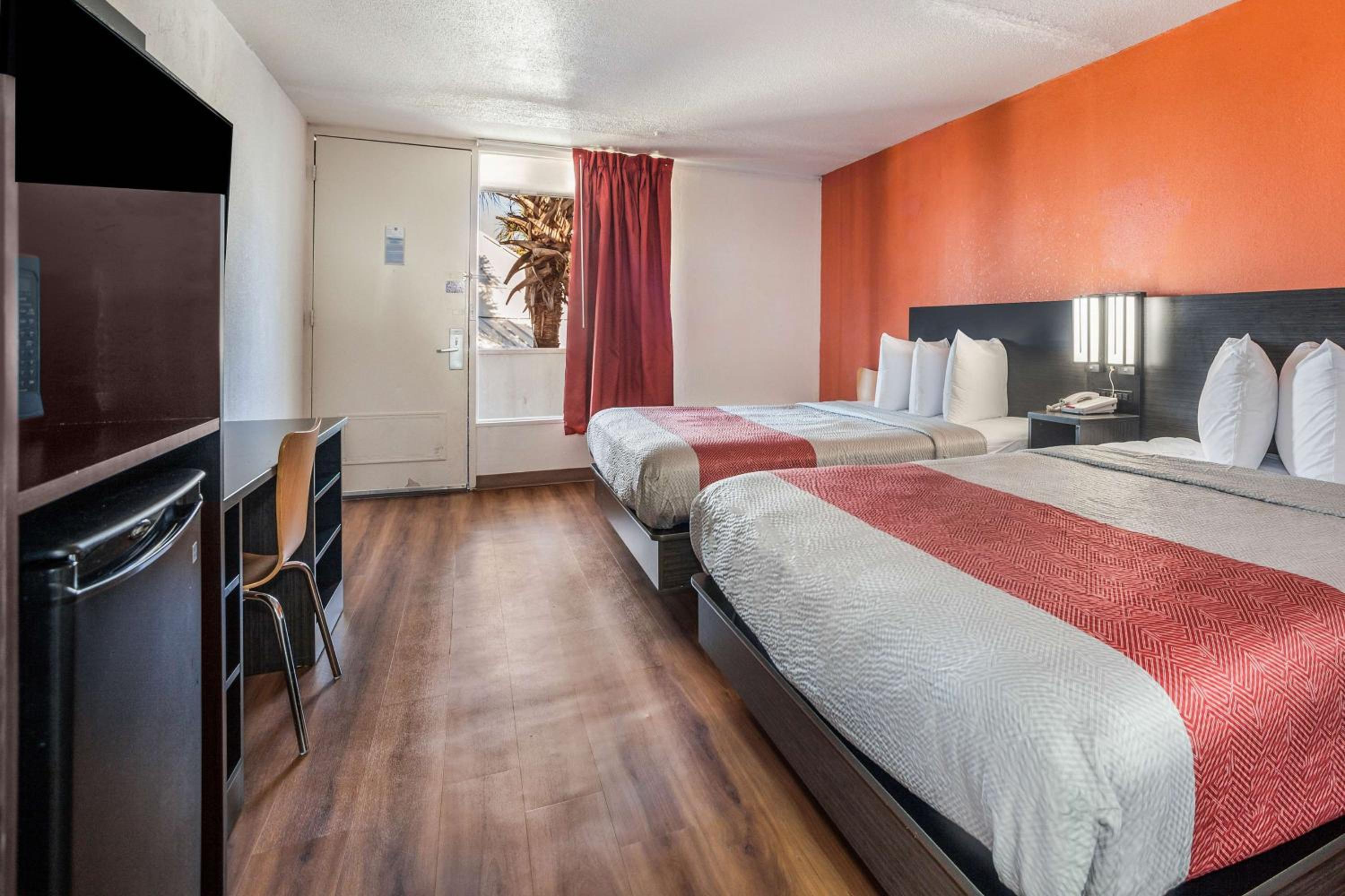 Deluxe Queen Room with Two Queen Beds - Smoking - Photo 10