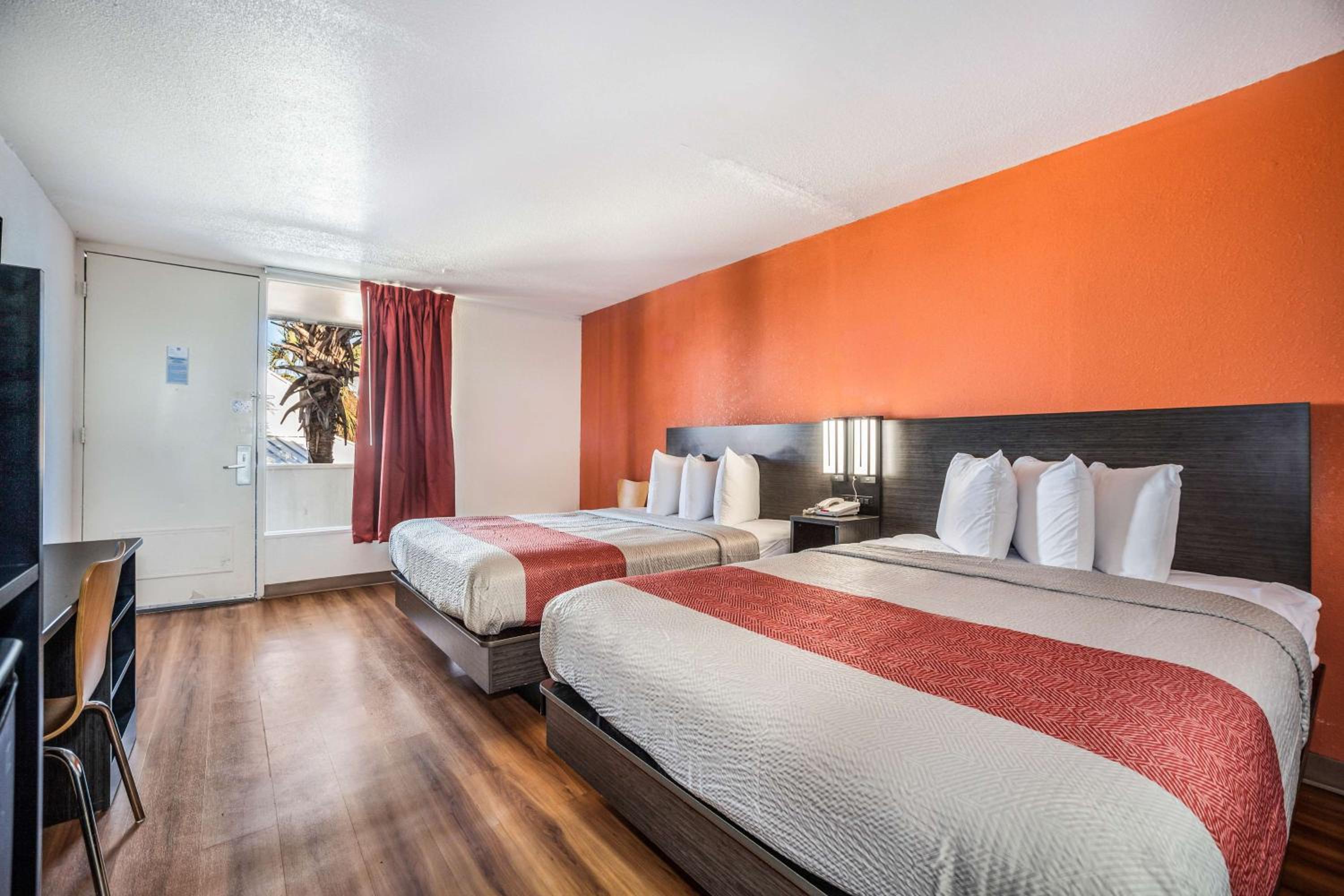 Deluxe Queen Room with Two Queen Beds - Smoking - Photo 3