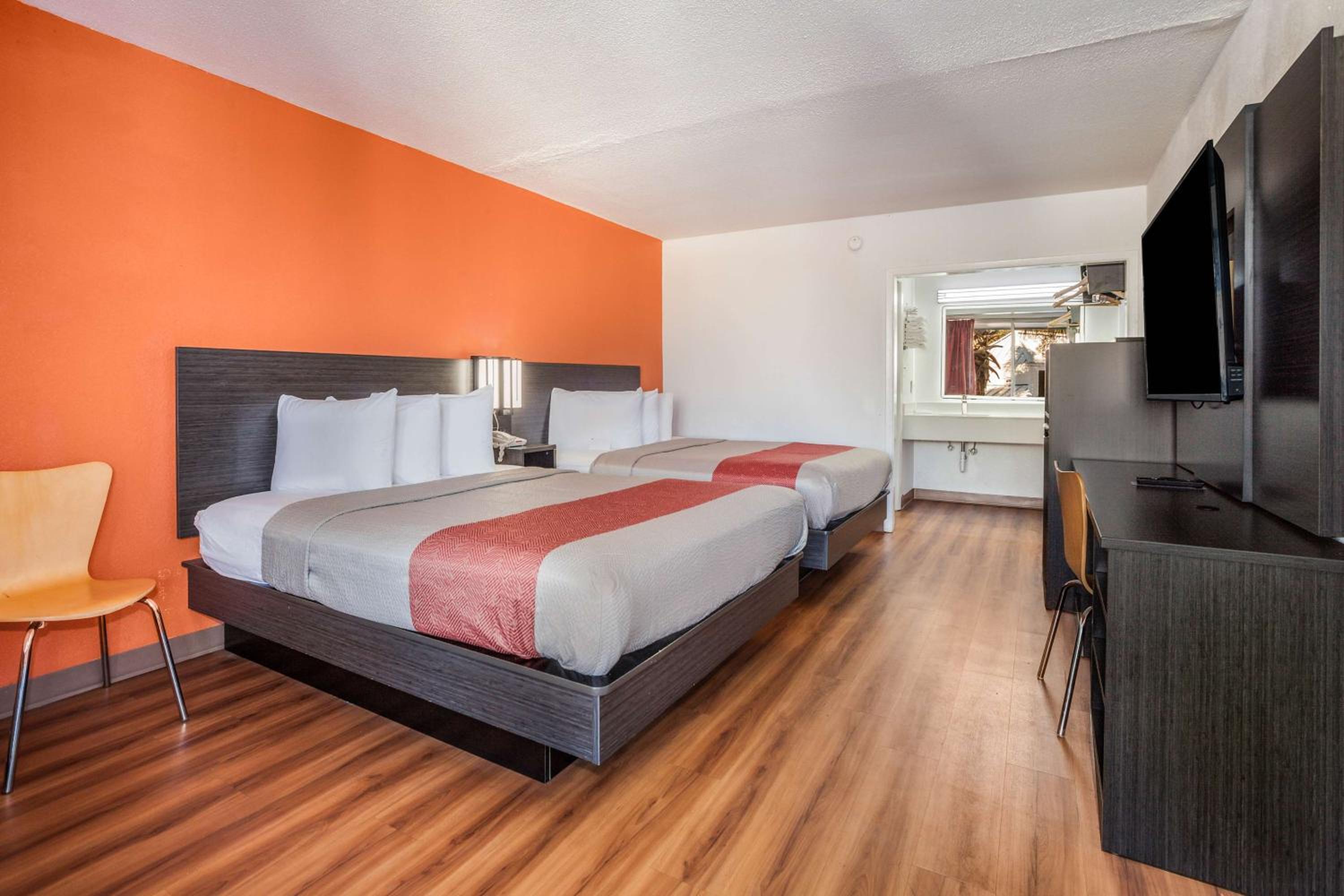 Deluxe Queen Room with Two Queen Beds - Smoking - Photo 4