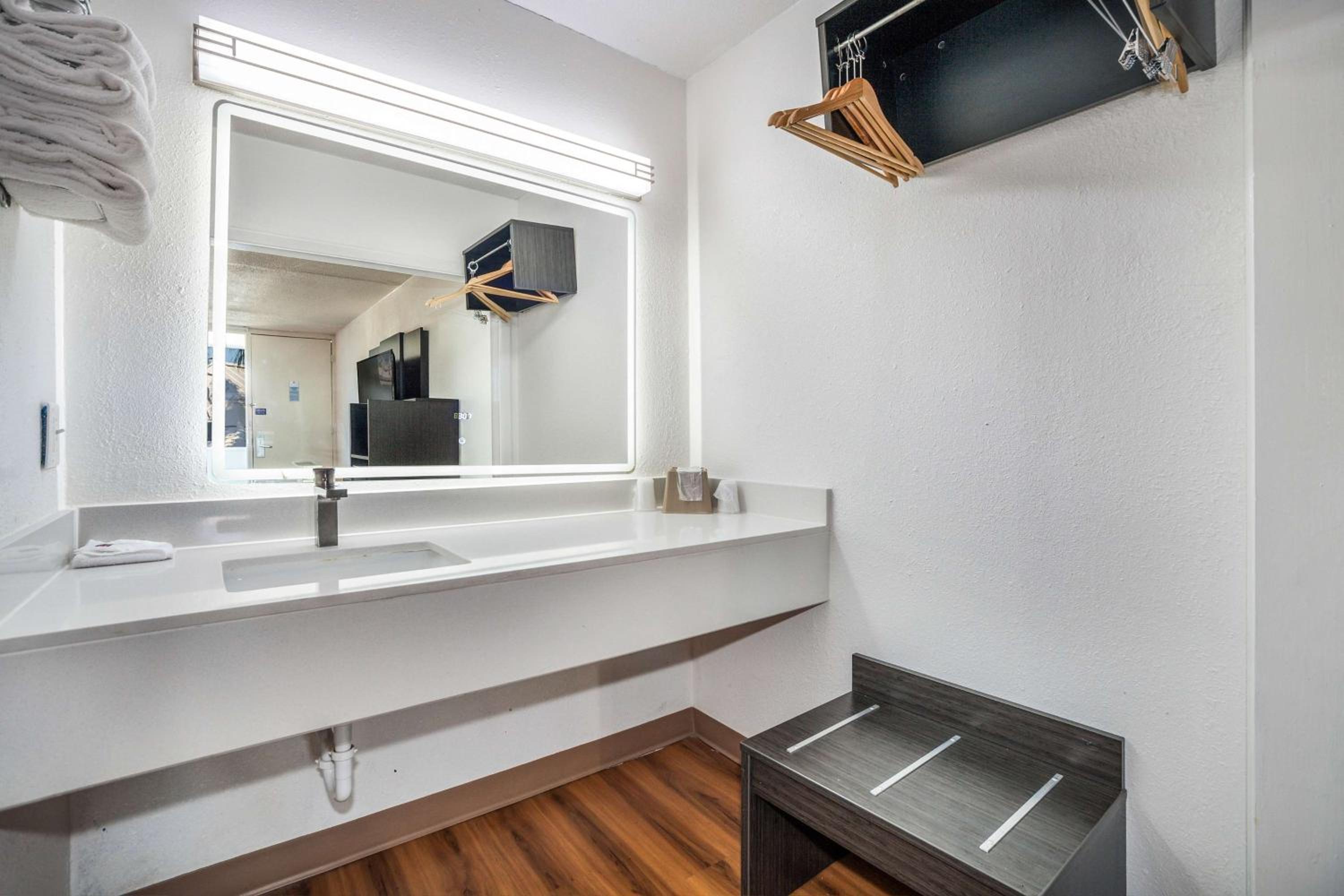 King Room - Disability Access - Non-Smoking - Photo 4