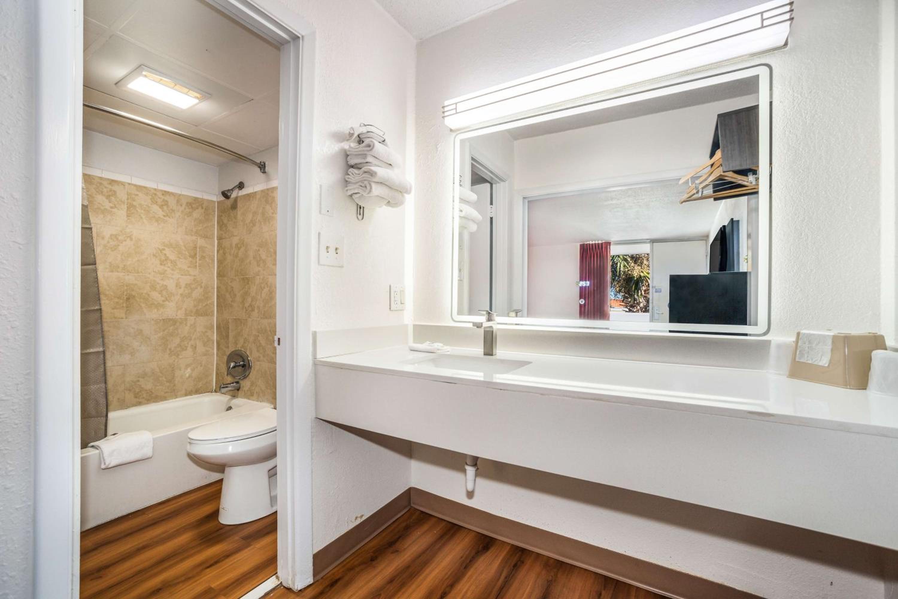 Deluxe King Room - Smoking - Photo 5