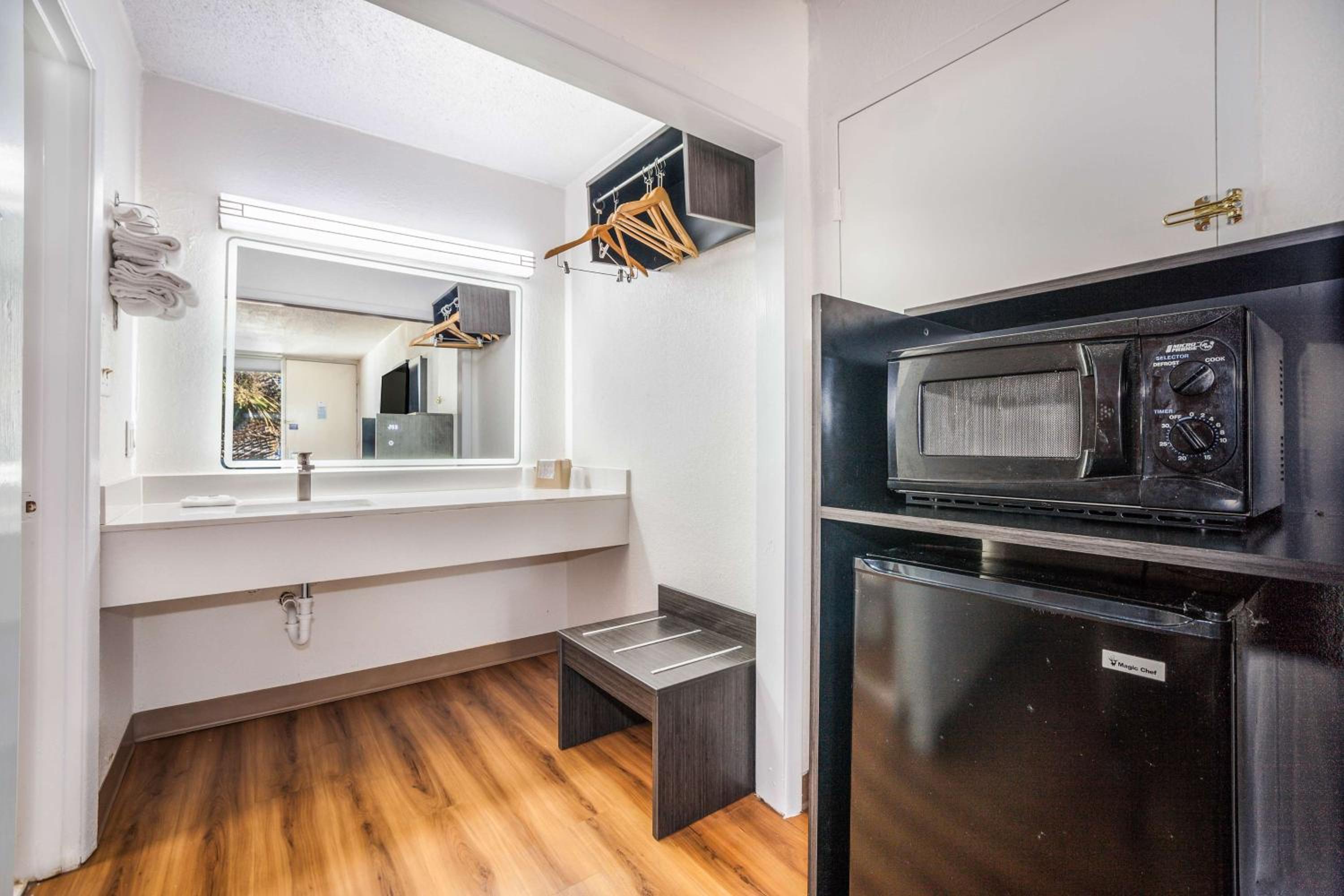 King Room - Disability Access - Non-Smoking - Photo 5