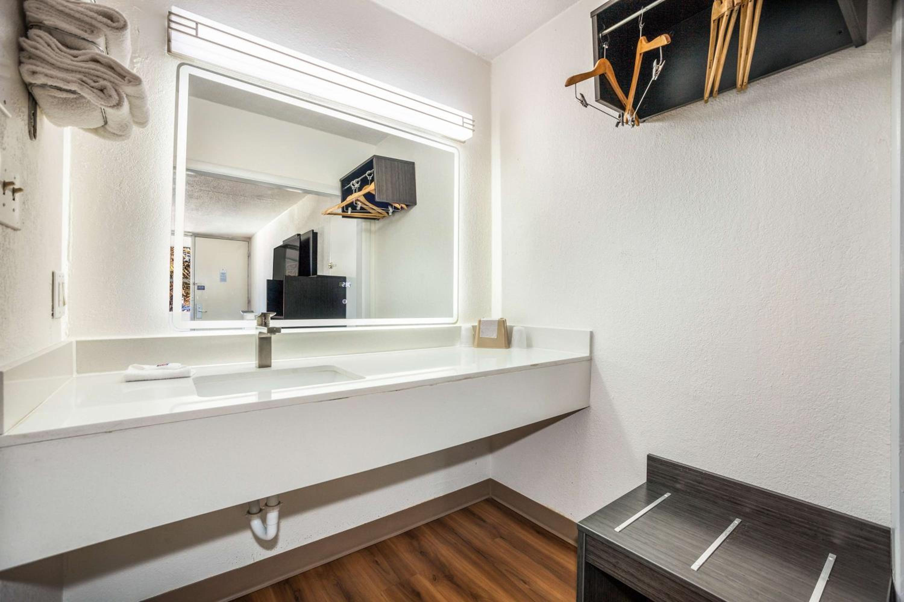 King Room - Disability Access - Non-Smoking - Photo 6
