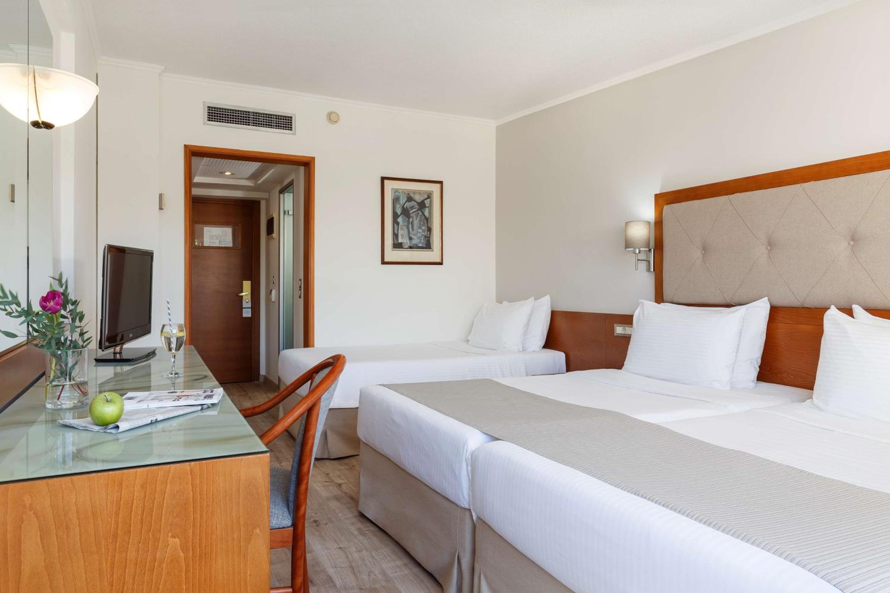 Triple Room with City View - Non-Smoking - Photo 2