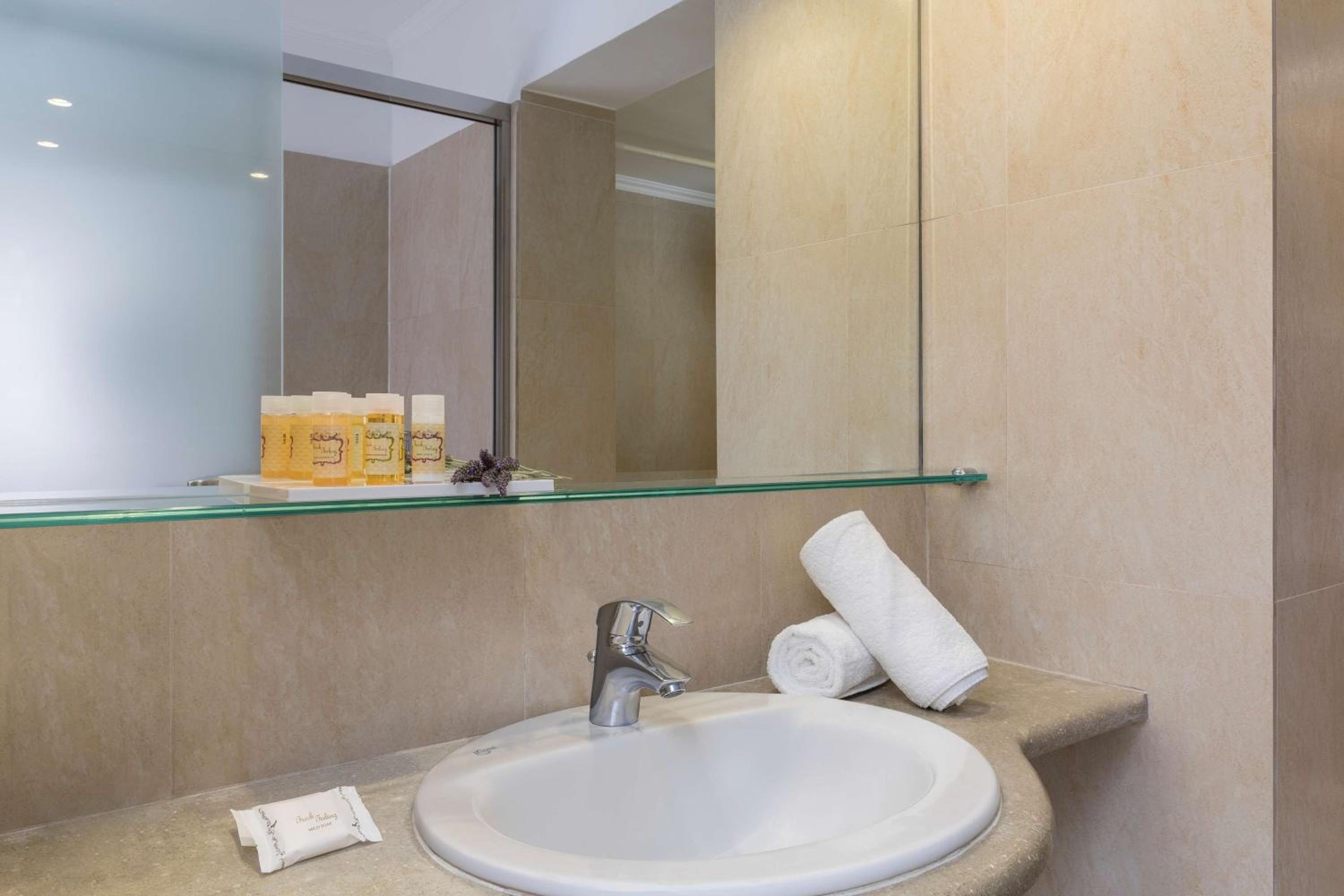 Double Room with Queen Bed and City View - Non-Smoking - Photo 6