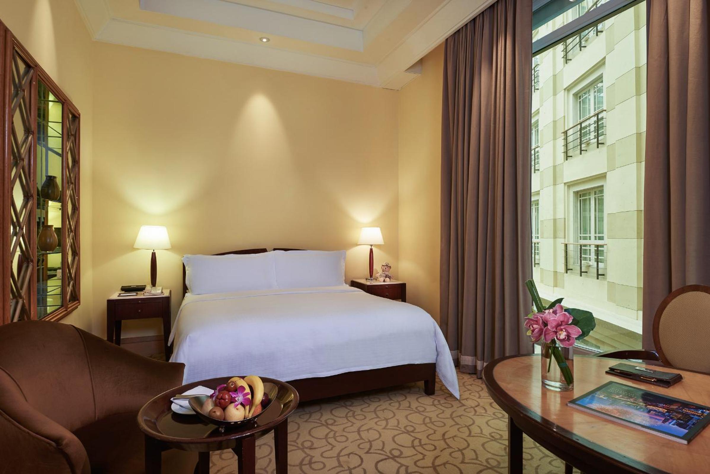 Straits Club Courtyard Room