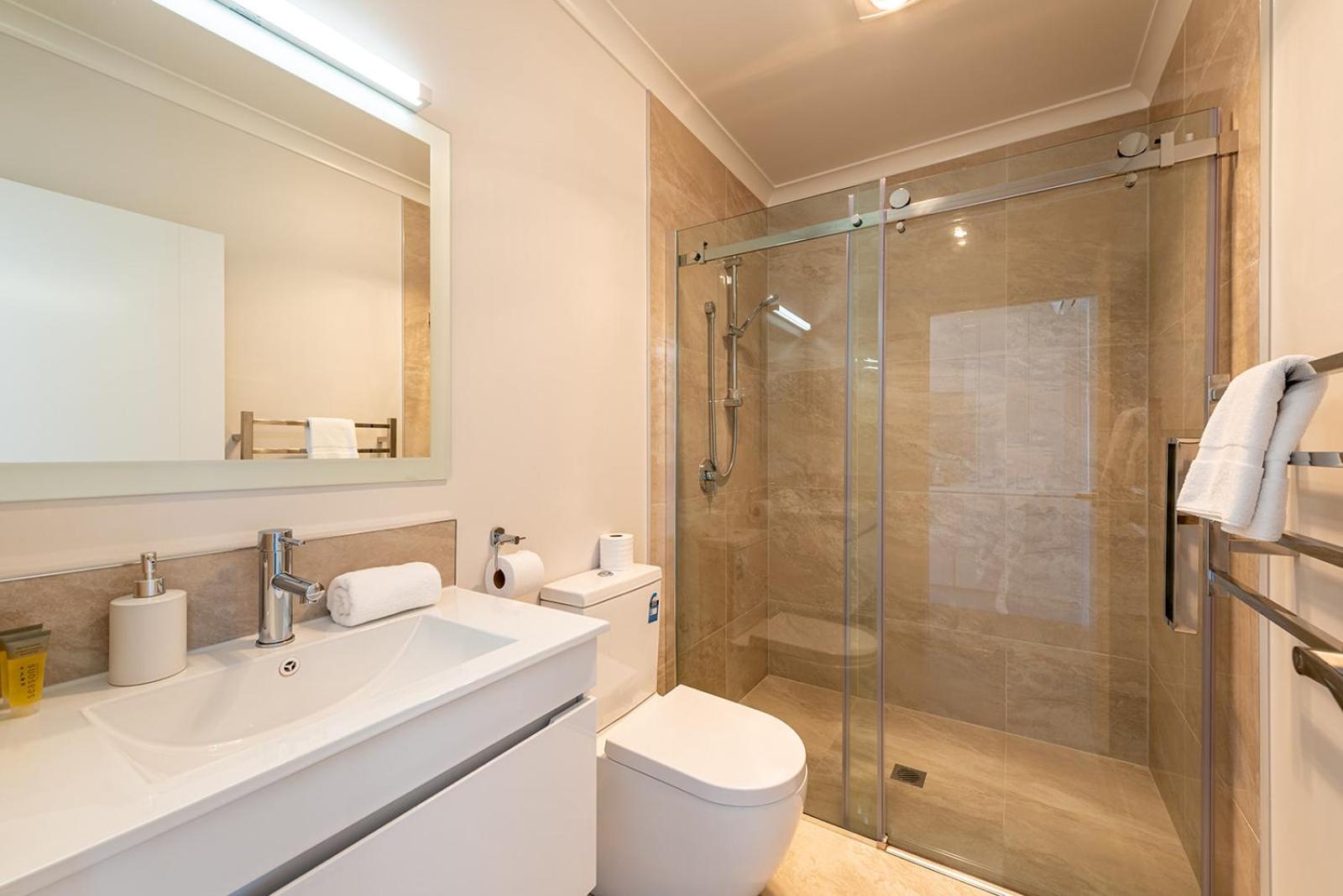One-Bedroom Suite - Photo 8