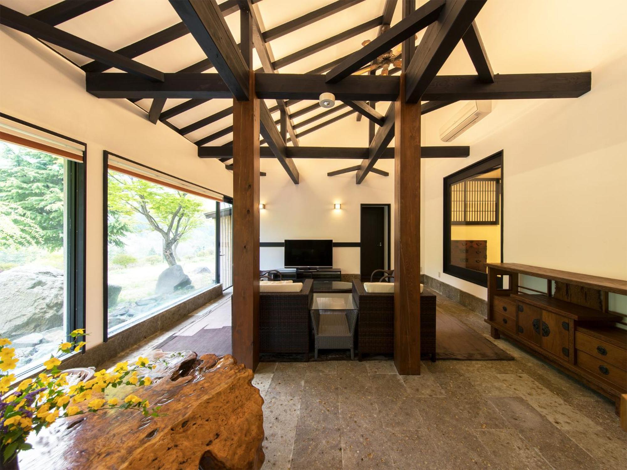 Deluxe Suite with Semi Open-Air Bath photo 3