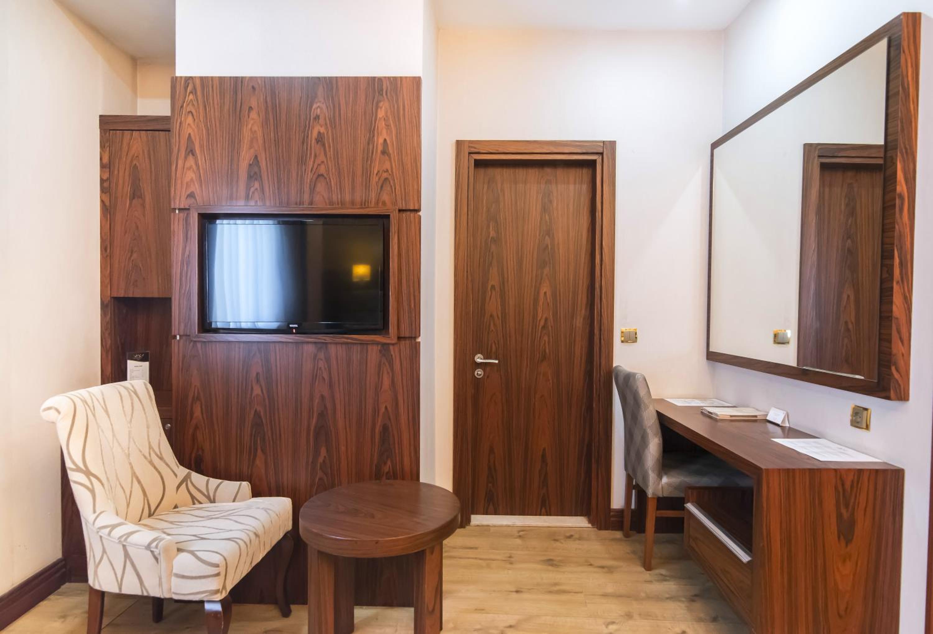 Deluxe Suite with Spa Bath photo 3