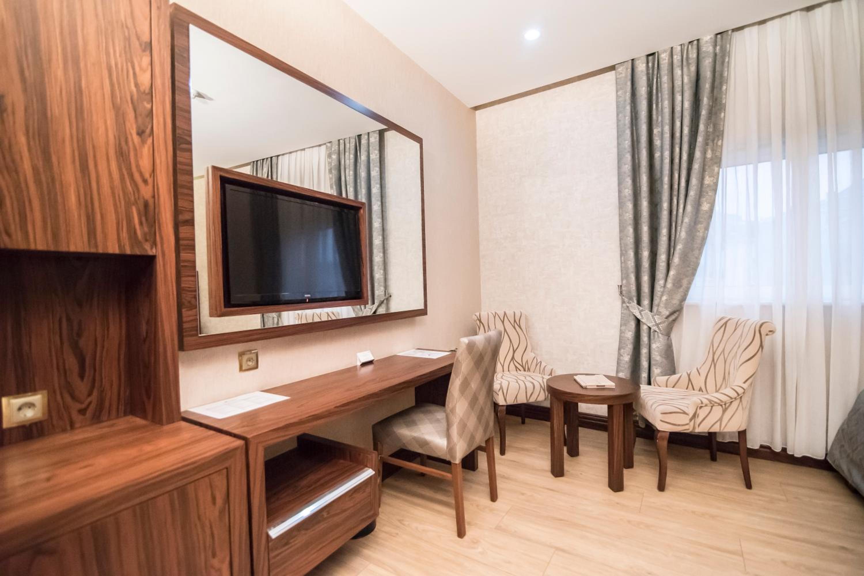 Deluxe Suite with Spa Bath photo 2