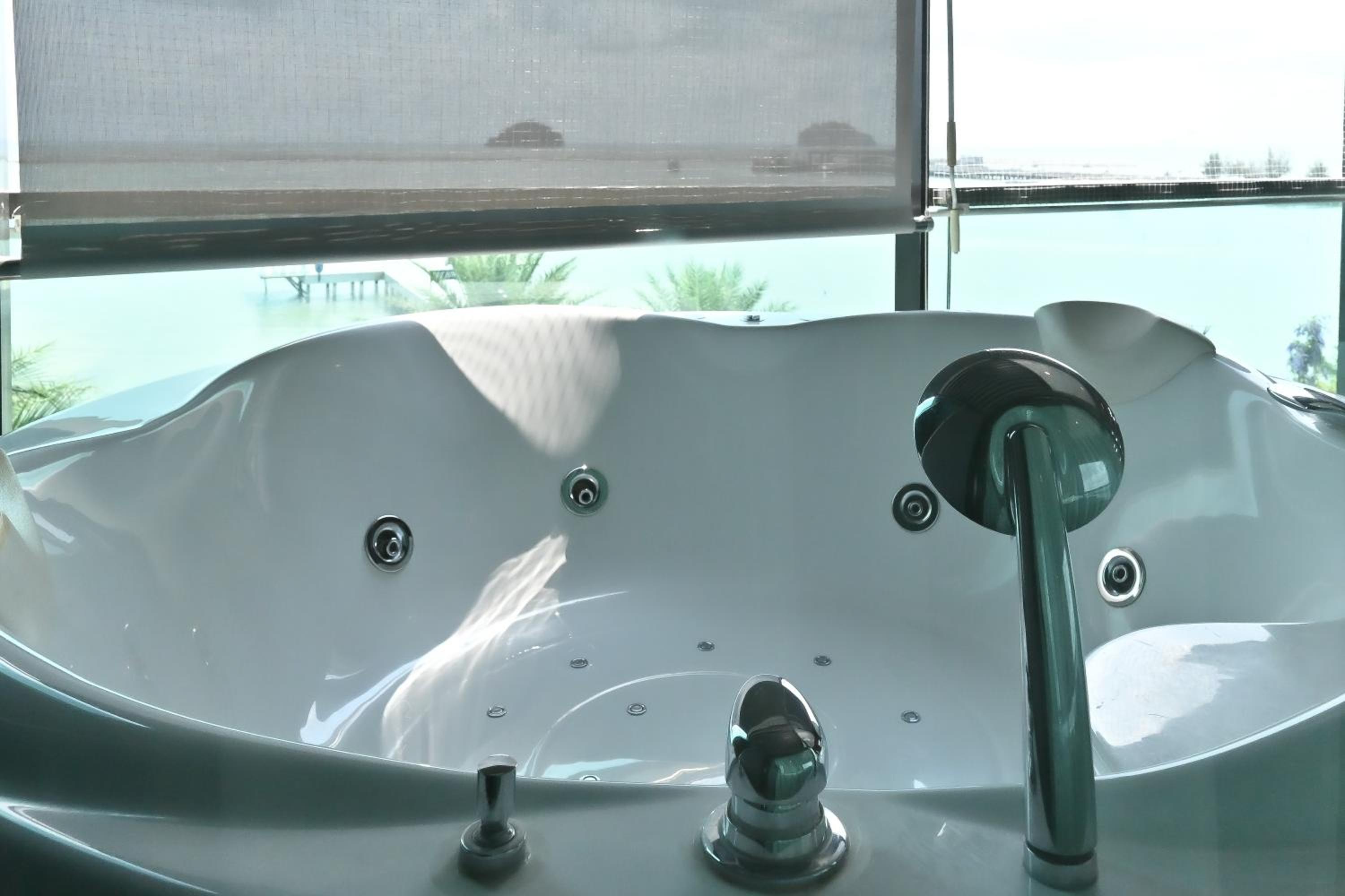 Deluxe Double Room with Sea View - Photo 7