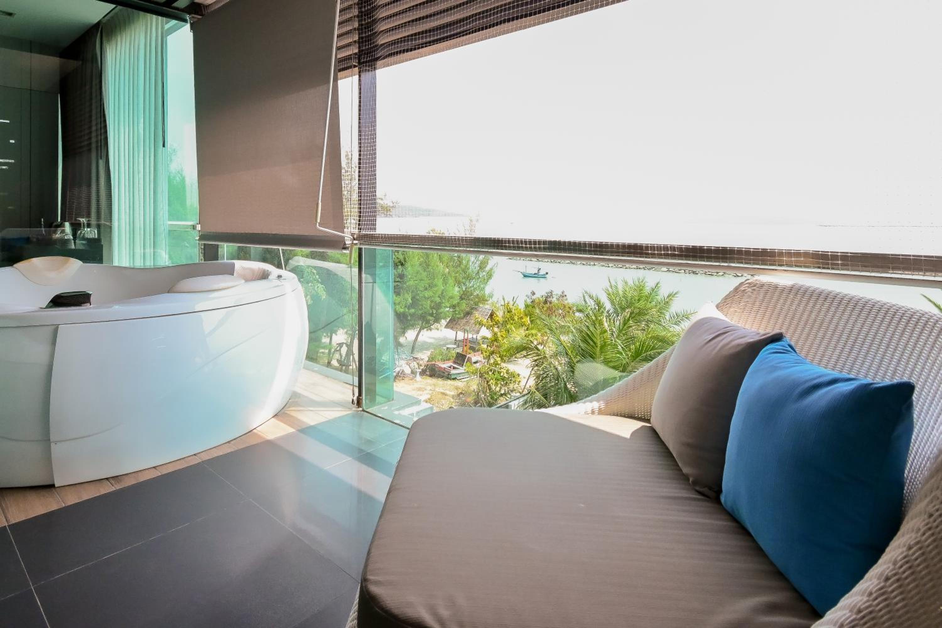 Deluxe Double Room with Sea View - Photo 6