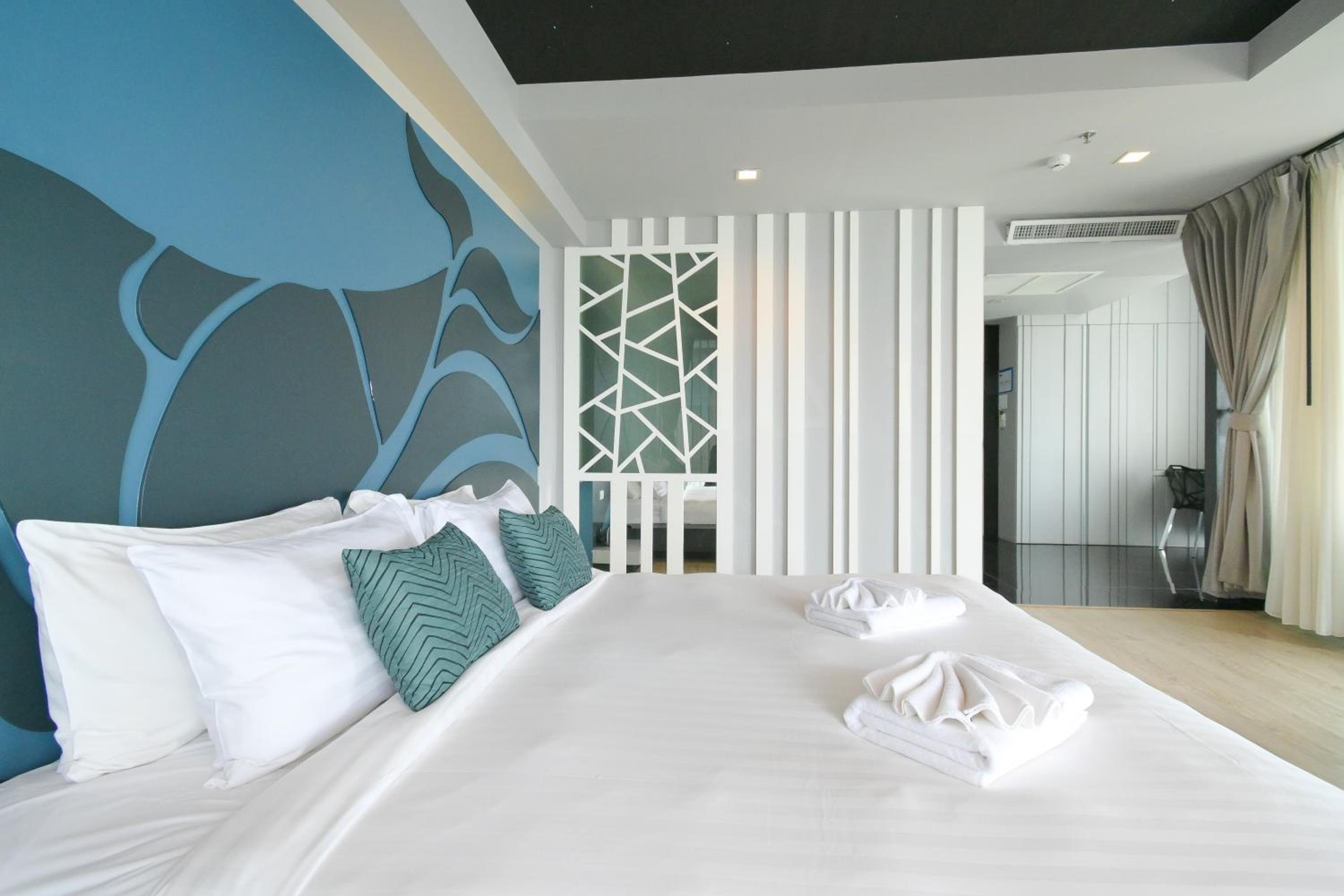 Deluxe Double Room with Sea View - Photo 9
