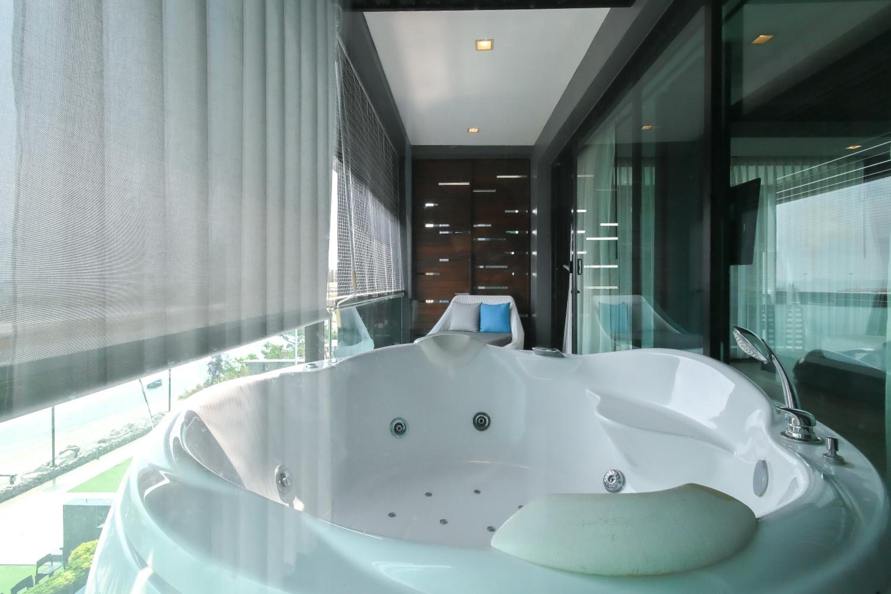 Deluxe Double Room with Sea View - Photo 5