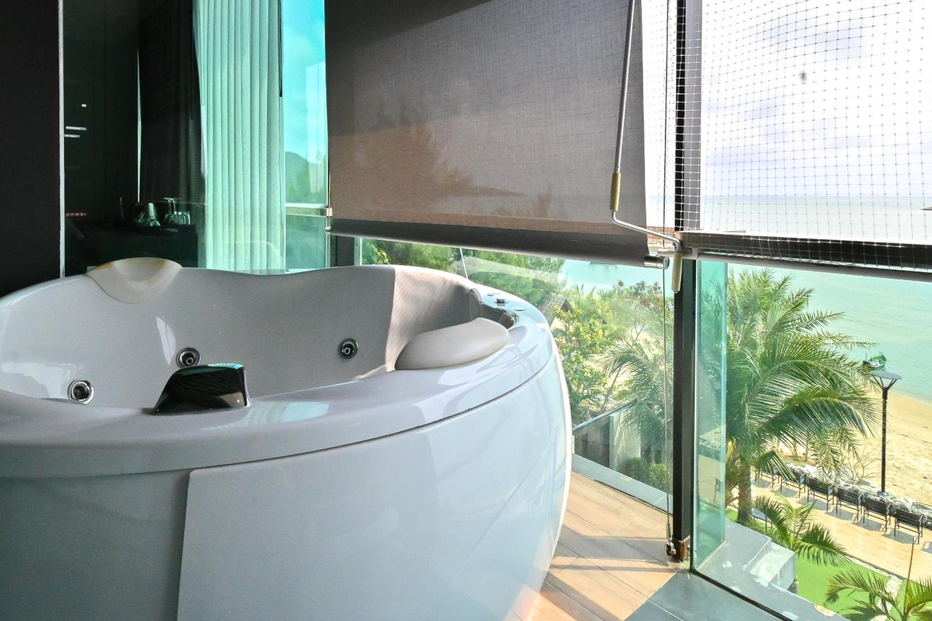 Deluxe Double Room with Sea View - Photo 4