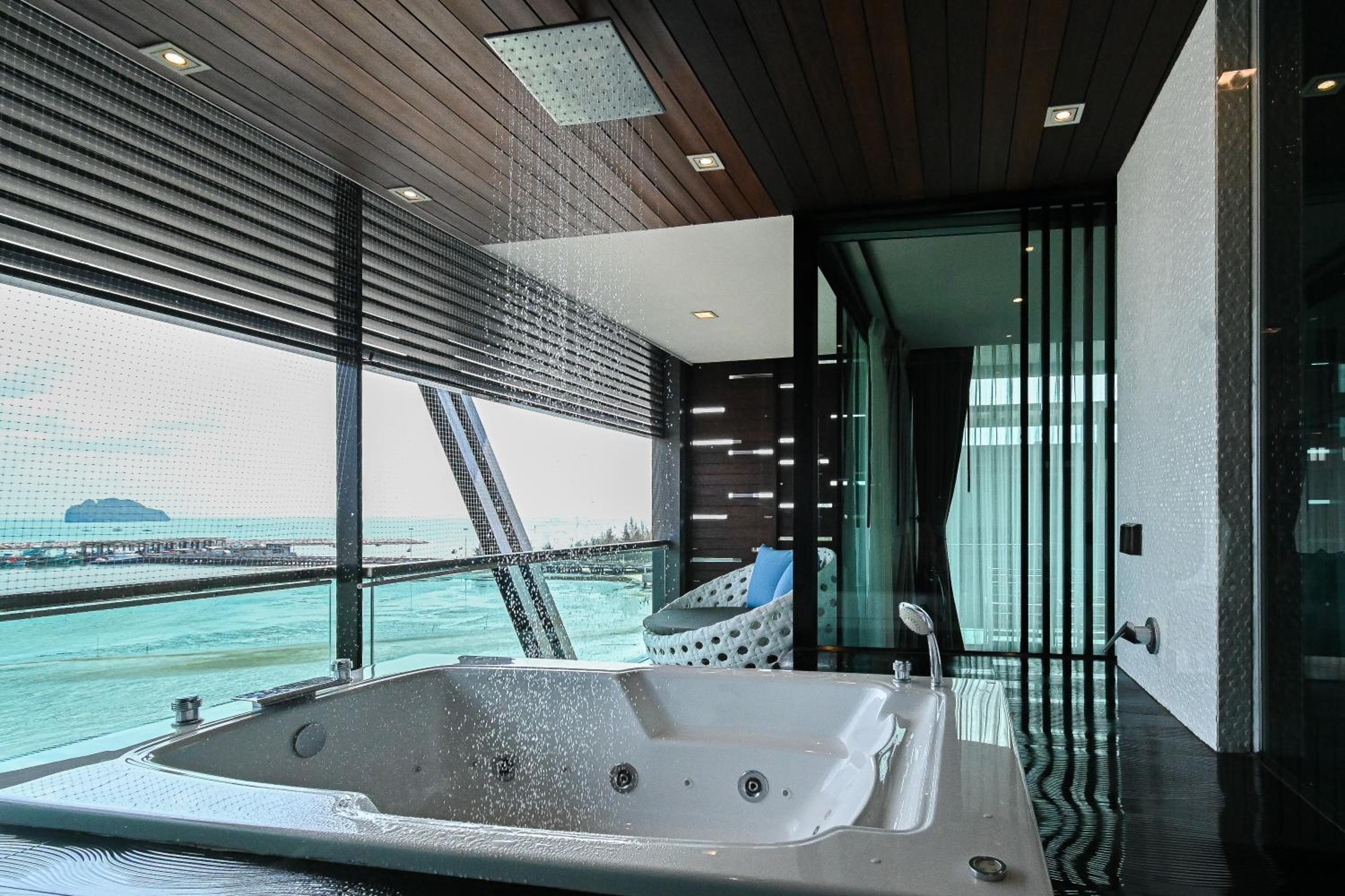 Suite with Sea View - Photo 3
