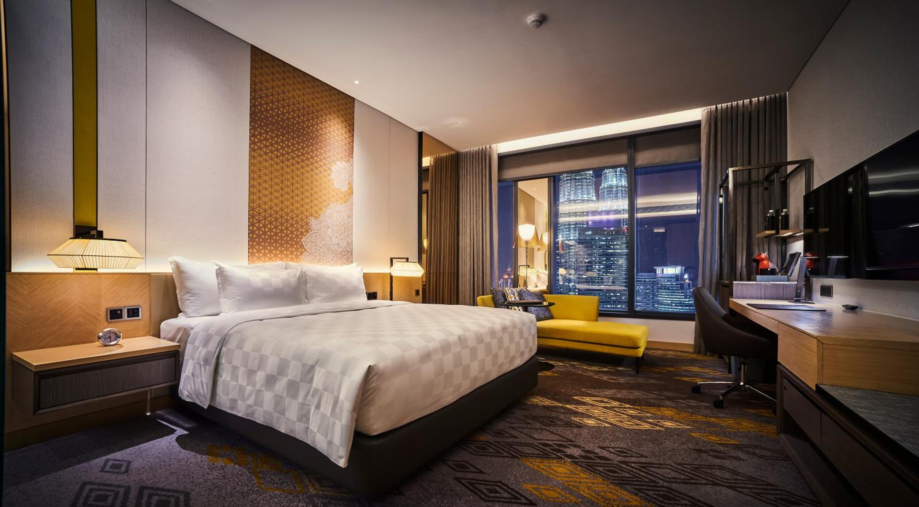 Deluxe King With Complimentary Upgrade To Deluxe King Twin Towers View