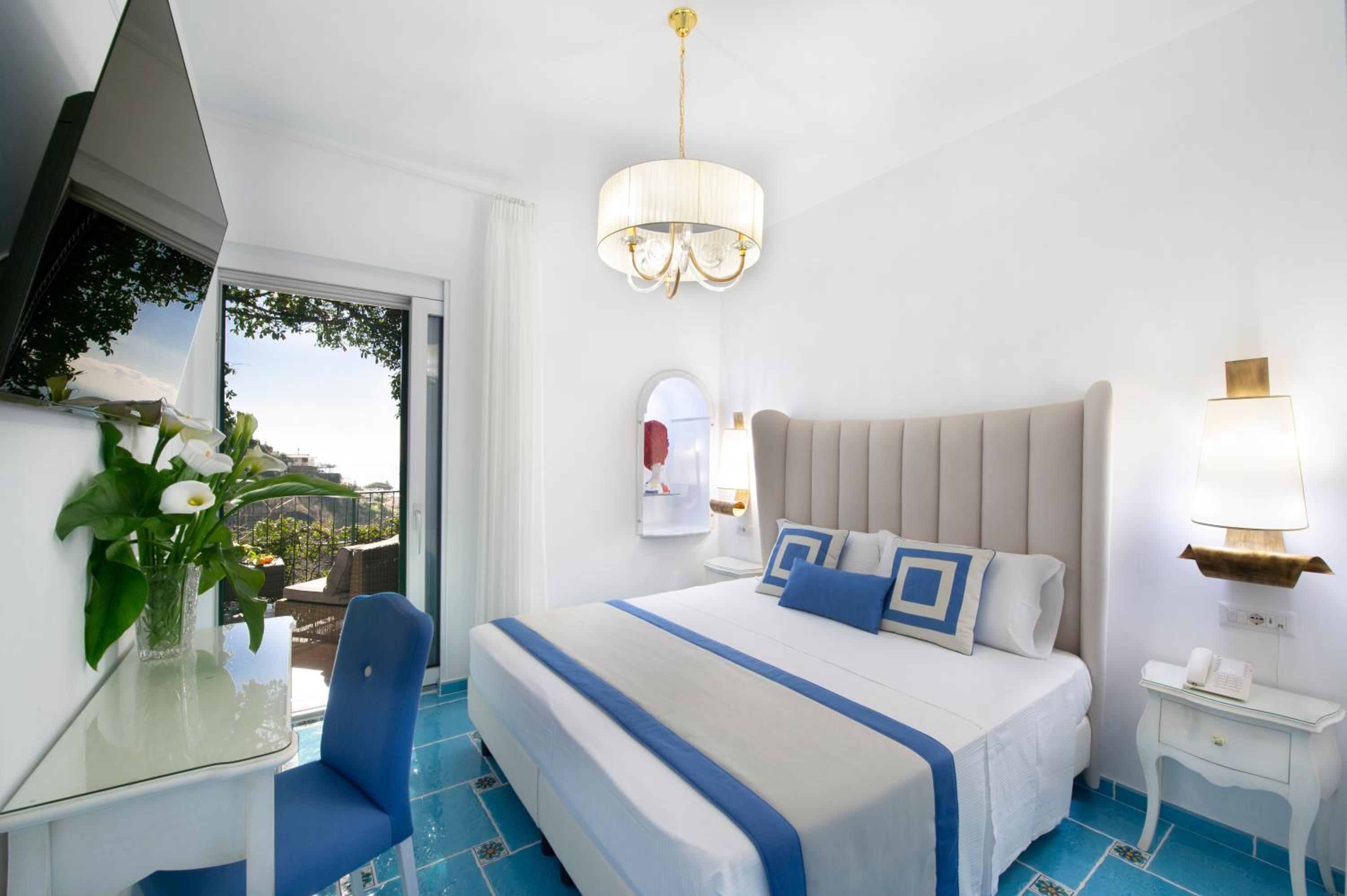 Deluxe Double Room with Sea View - Photo 2