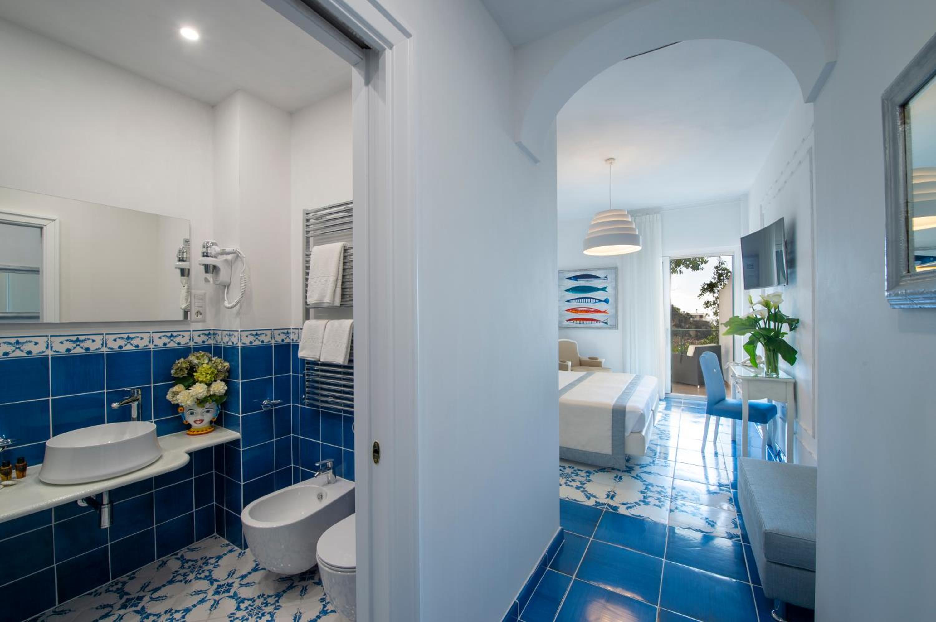 Deluxe Triple Room with Sea View - Photo 25