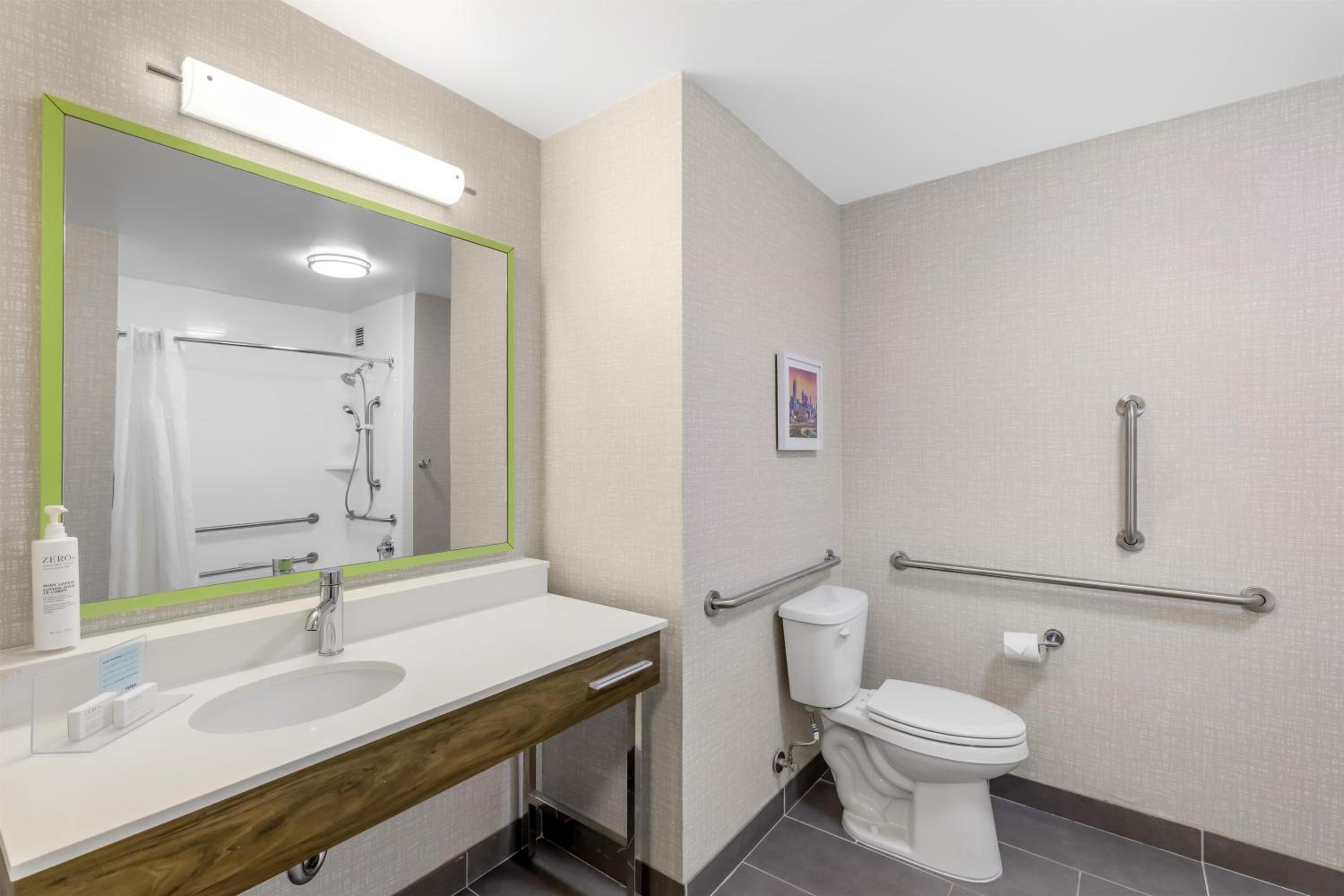 King Room with Accessible Tub - Mobility and Hearing Access/Non-Smoking