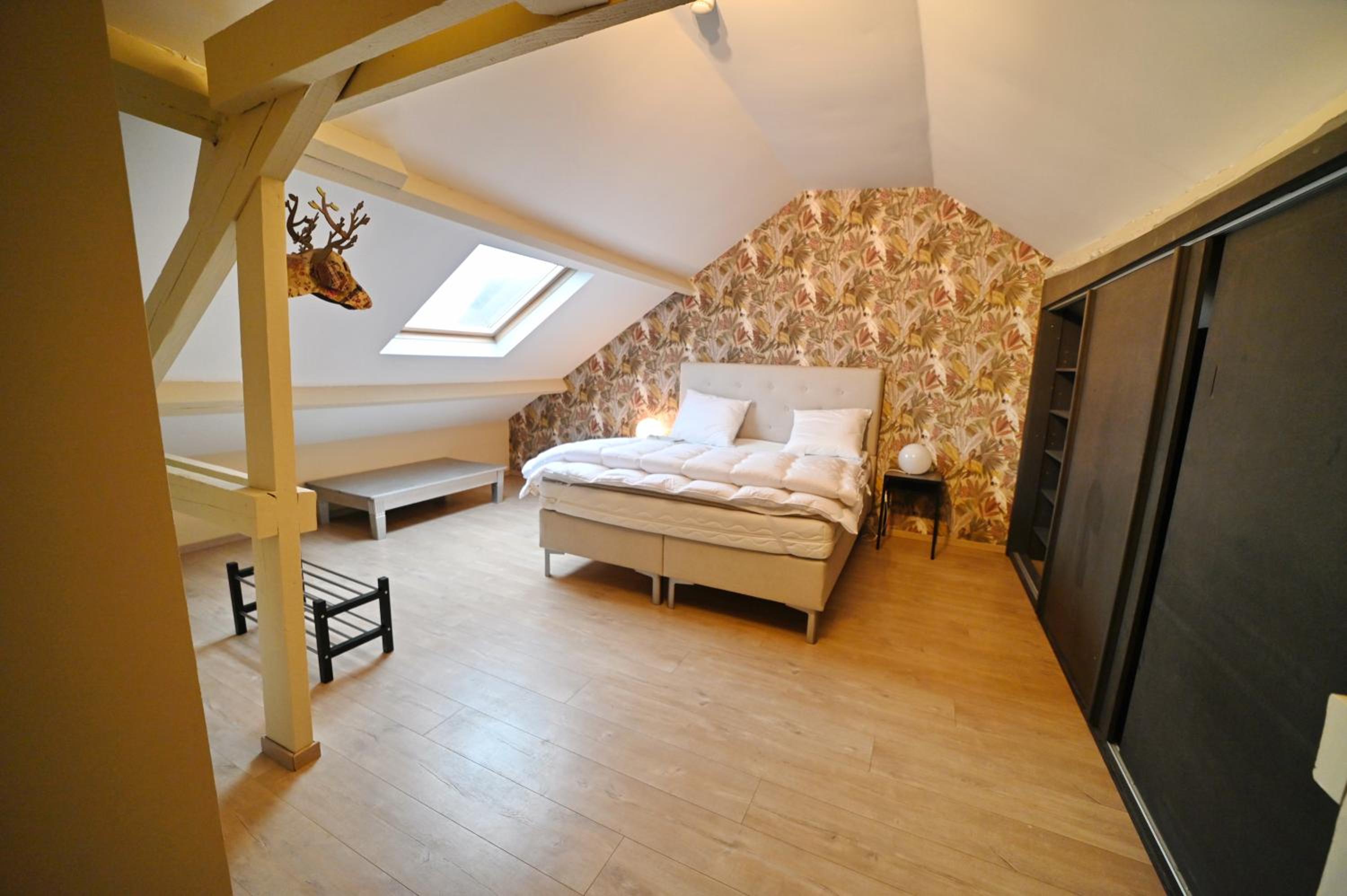Six-Bedroom House photo 1