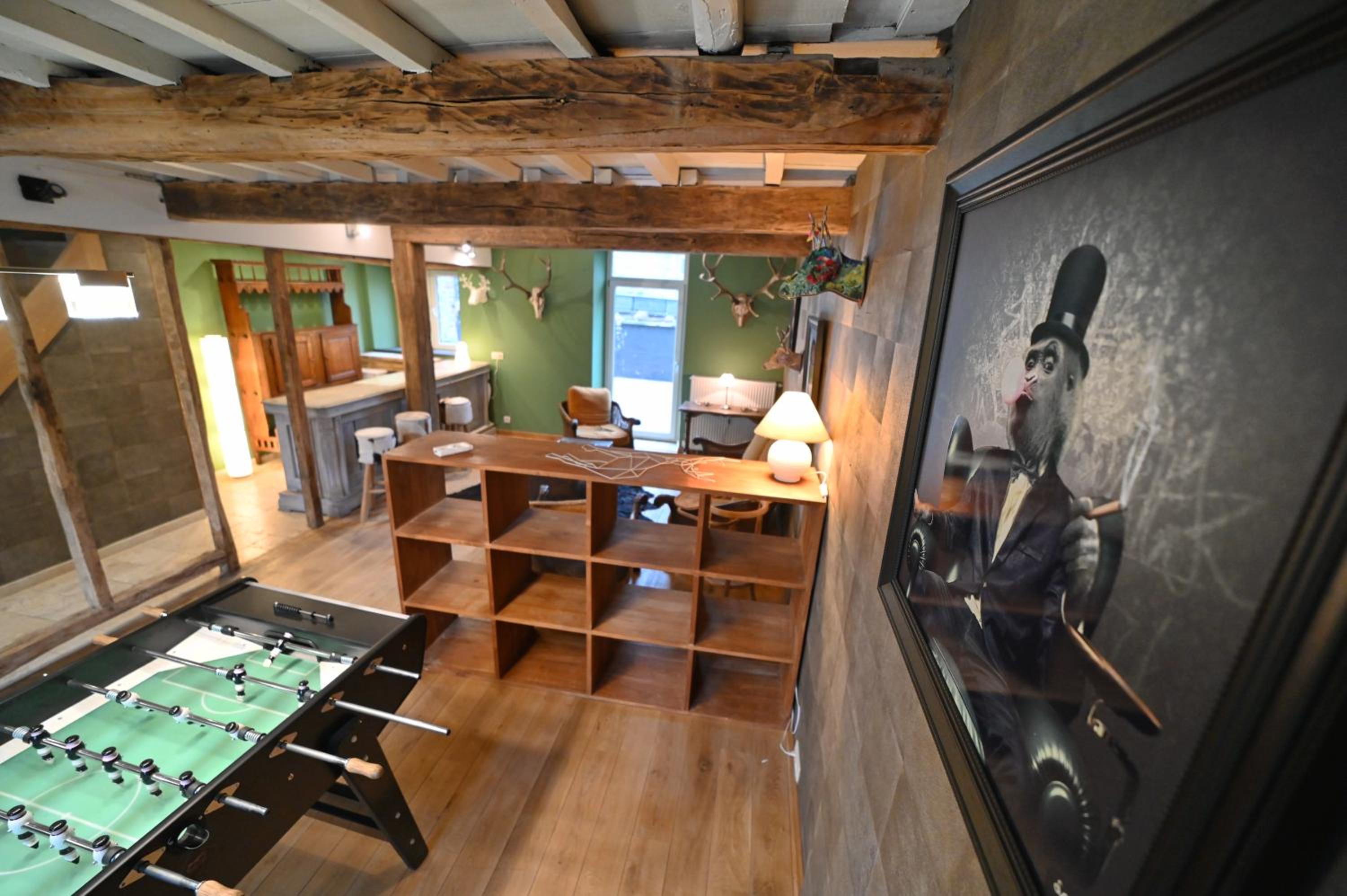 Six-Bedroom House photo 3