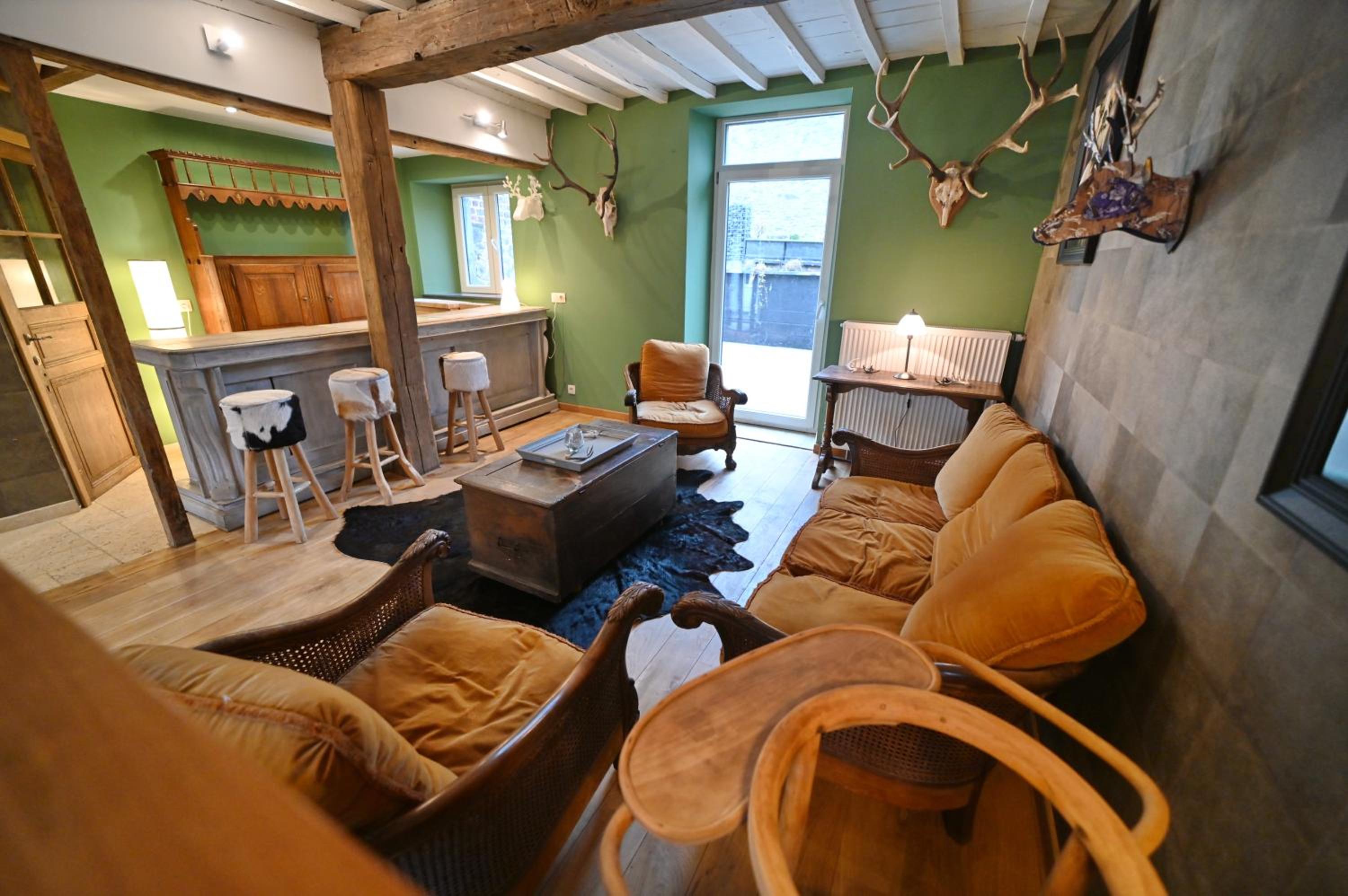 Six-Bedroom House photo 2