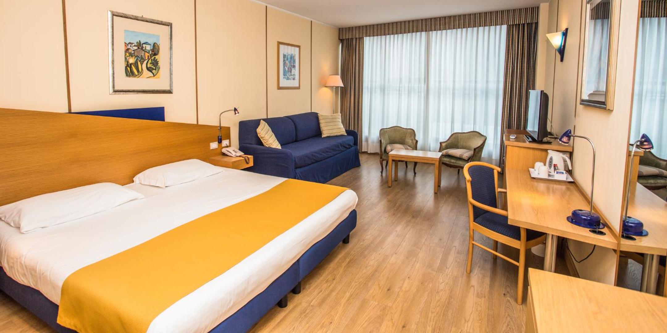 Deluxe double or twin room